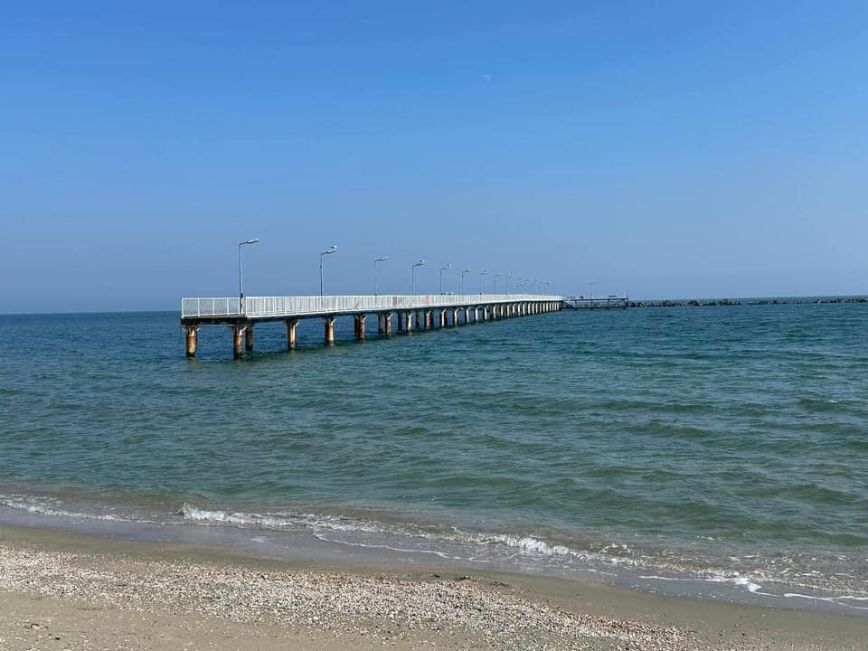 (FOTO) AUDIO | Pasarela din stațiunea Mamaia rămâne închisă și își continuă degradarea