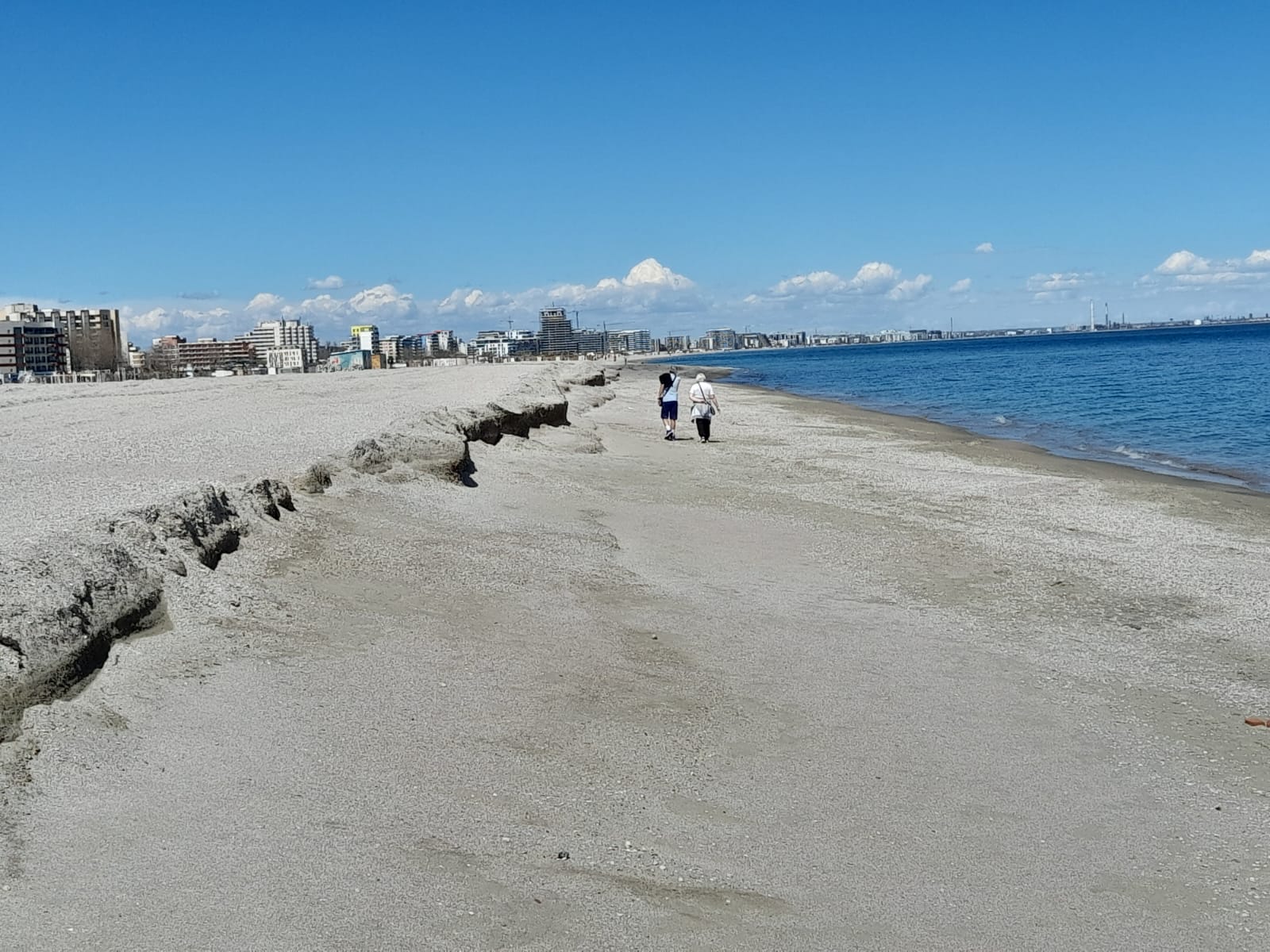 Fenomenul de cliffing devine incomod pentru turiştii care îşi petrec vacanţa pe litoral