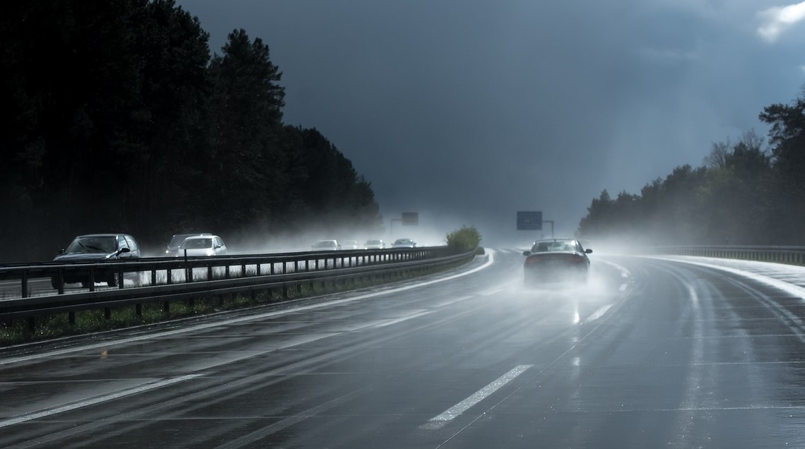 Atenţie, şoferi! E acumulare de apă pe autostrada A2 Bucureşti – Constanţa şi există risc de acvaplanare