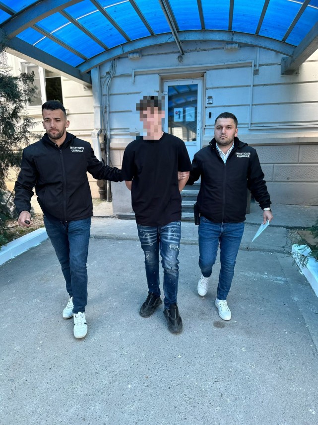 Bărbat din Năvodari reținut după ce ar fi încercat să jefuiască o casieră și ar fi circulat cu mașina fără permis