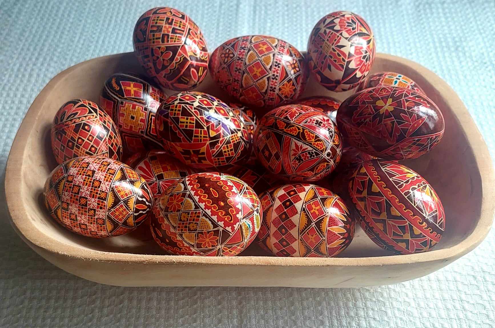 În tradiţia populară, în Joia Mare se vopsesc ouăle pentru Paşte