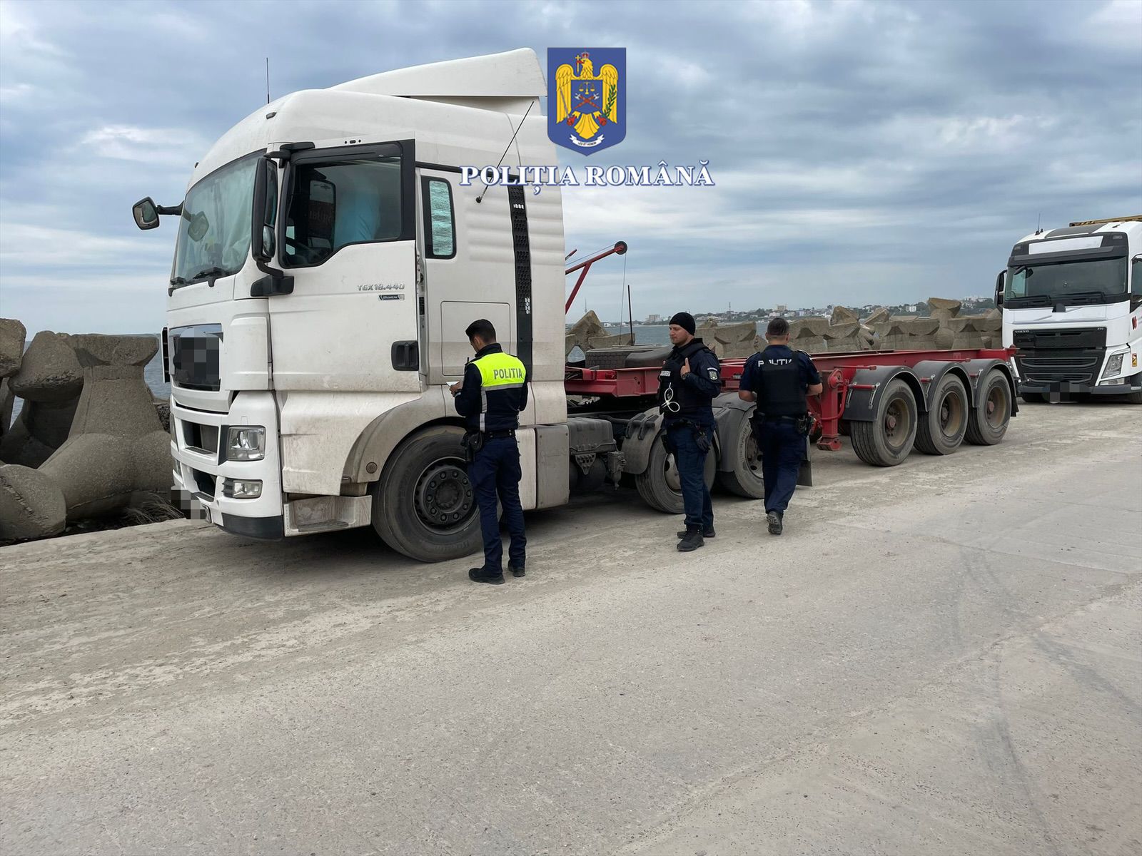 Un bărbat cu permisul suspendat şi posibil drogat, oprit de poliţişti în timpul unei razii de amploare în Portul Constanţa
