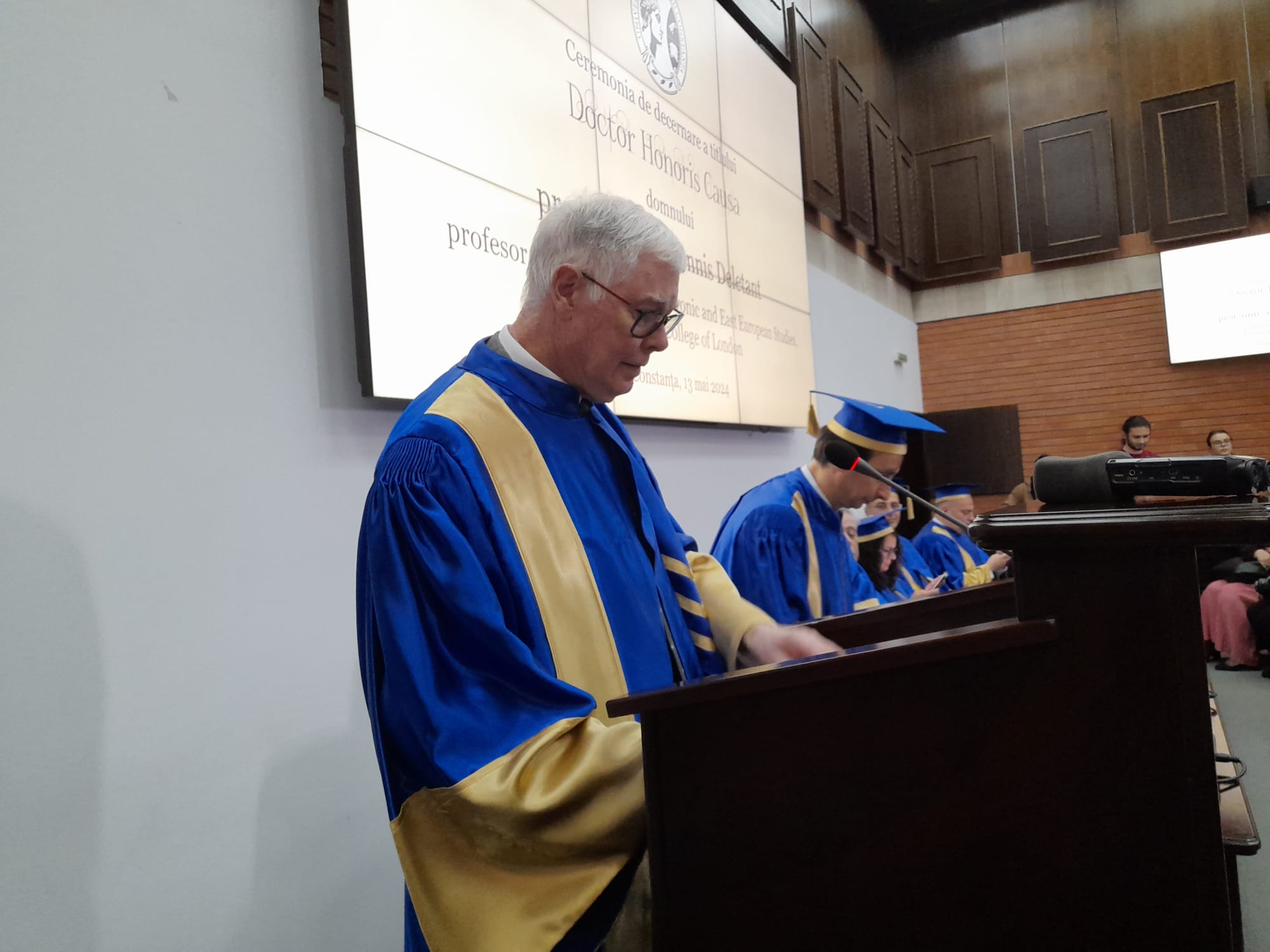 AUDIO | Istoricul Dennis Deletant a primit titlul de Doctor Honoris Causa din partea Universității “Ovidius” Constanța