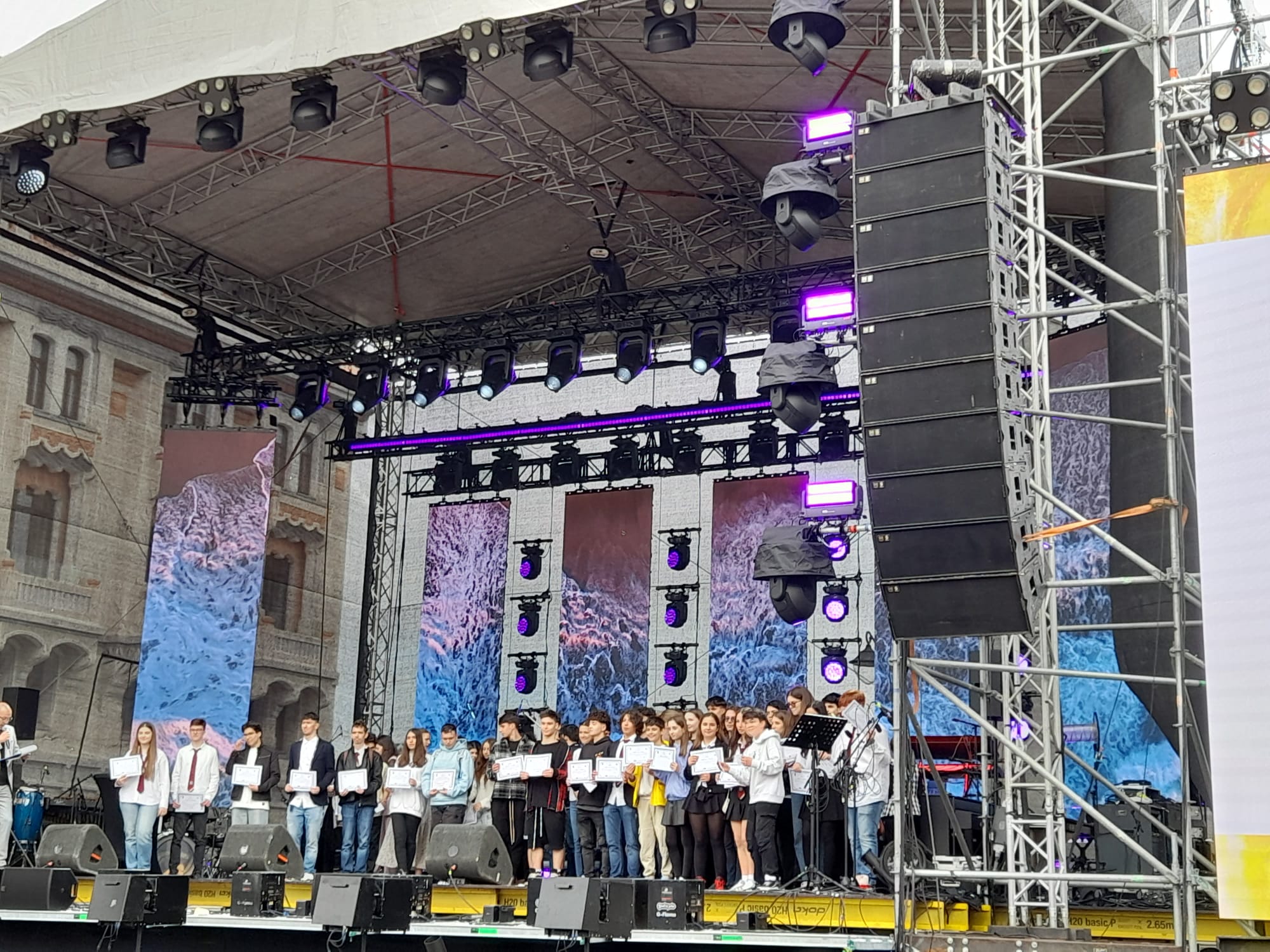 Peste 190 de elevi constănţeni, premiaţi în Piaţa Ovidiu