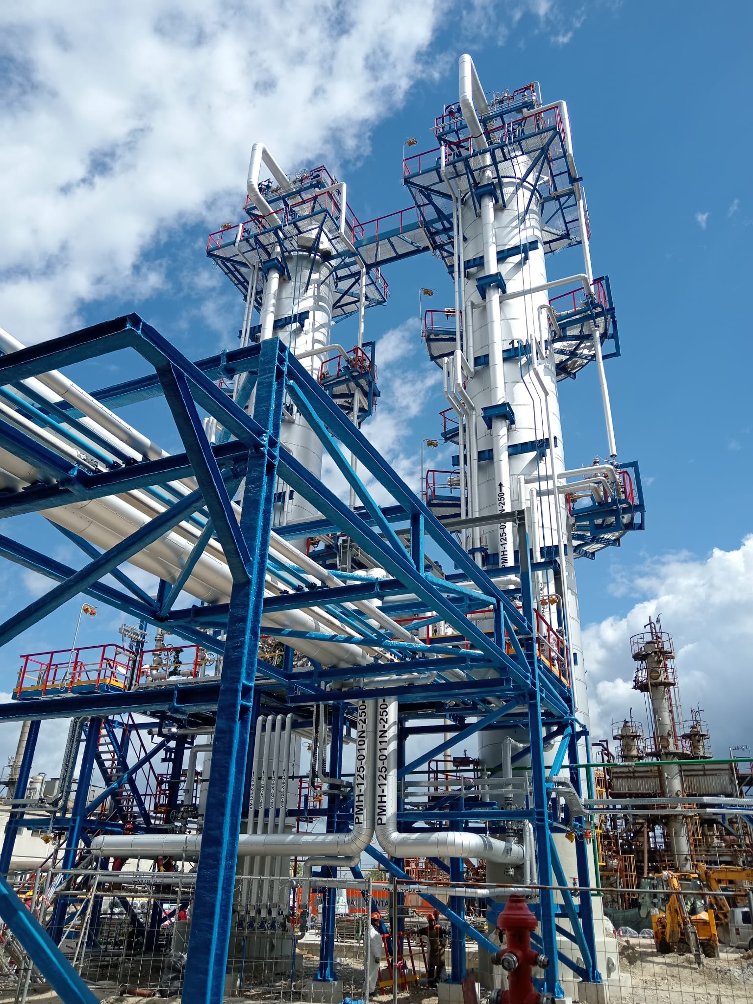Două reactoare de ultimă generație au fost instalate în rafinăria Petromidia