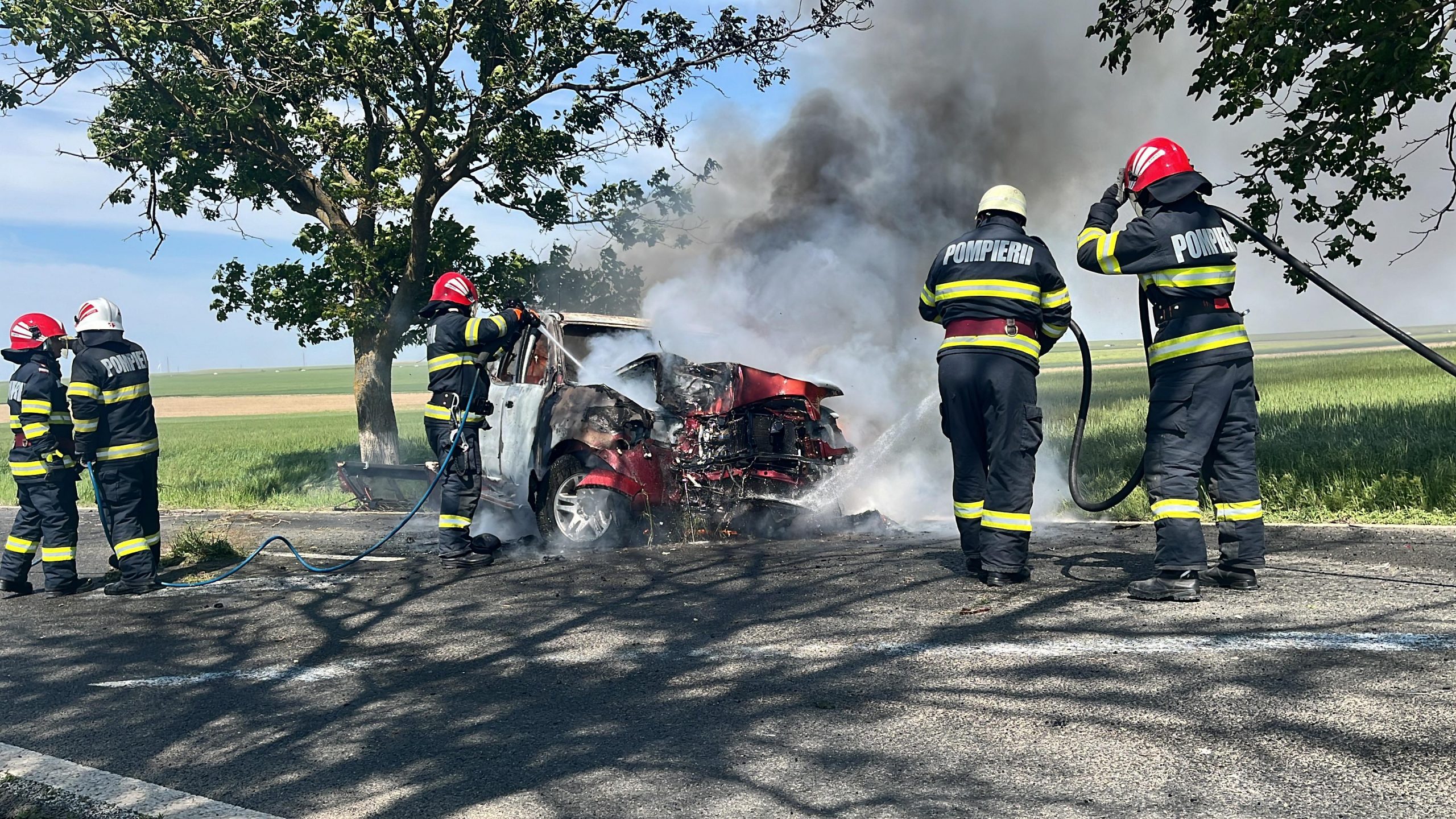 Judeţul TULCEA: O maşină în care se aflau două persoane a luat foc, în urma unui accident rutier