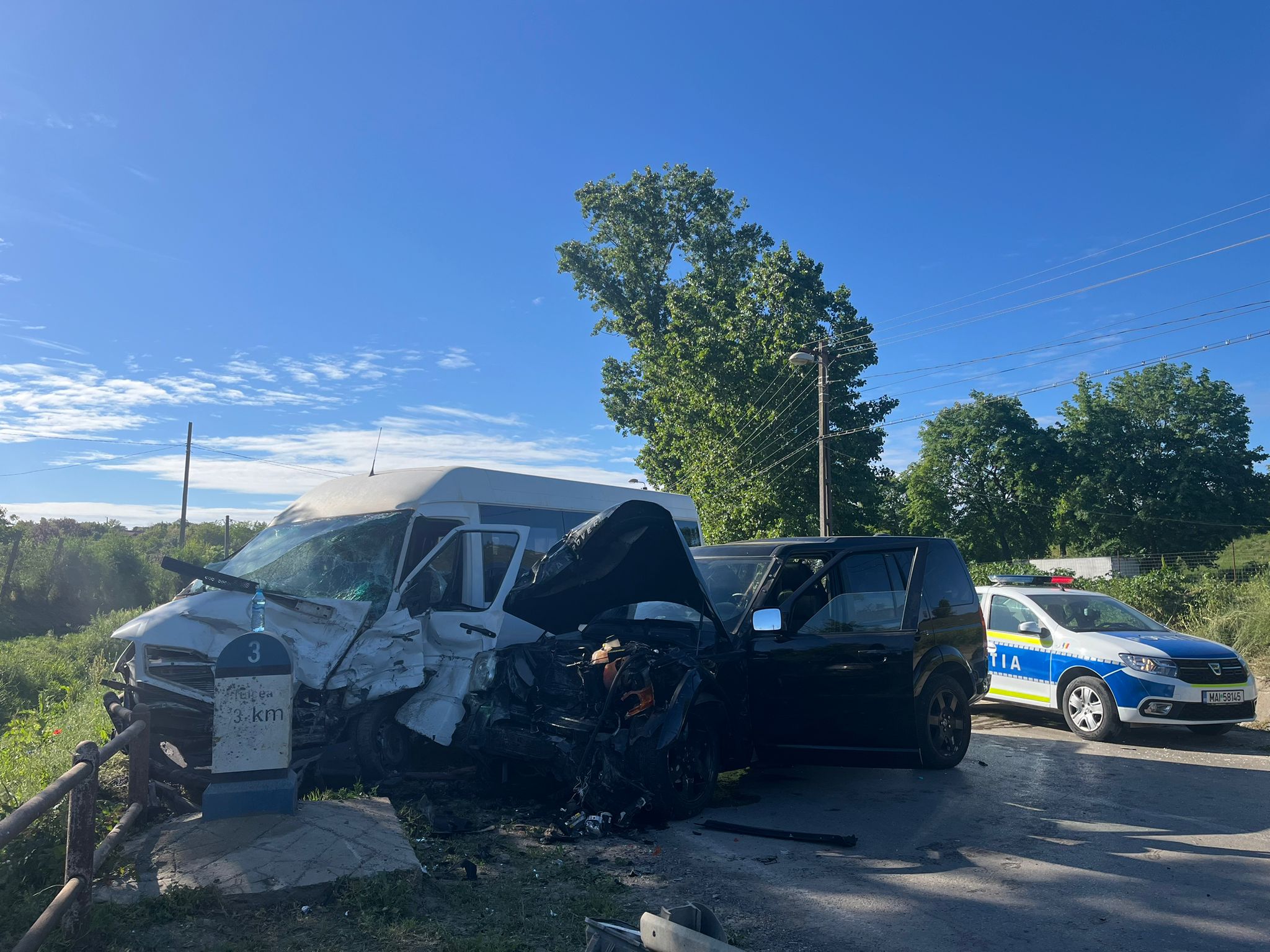 UPDATE / TULCEA – FOTO, VIDEO: Nouă persoane au fost implicate într-un accident. Impactul s-a produs între un microbuz şi o maşină de teren