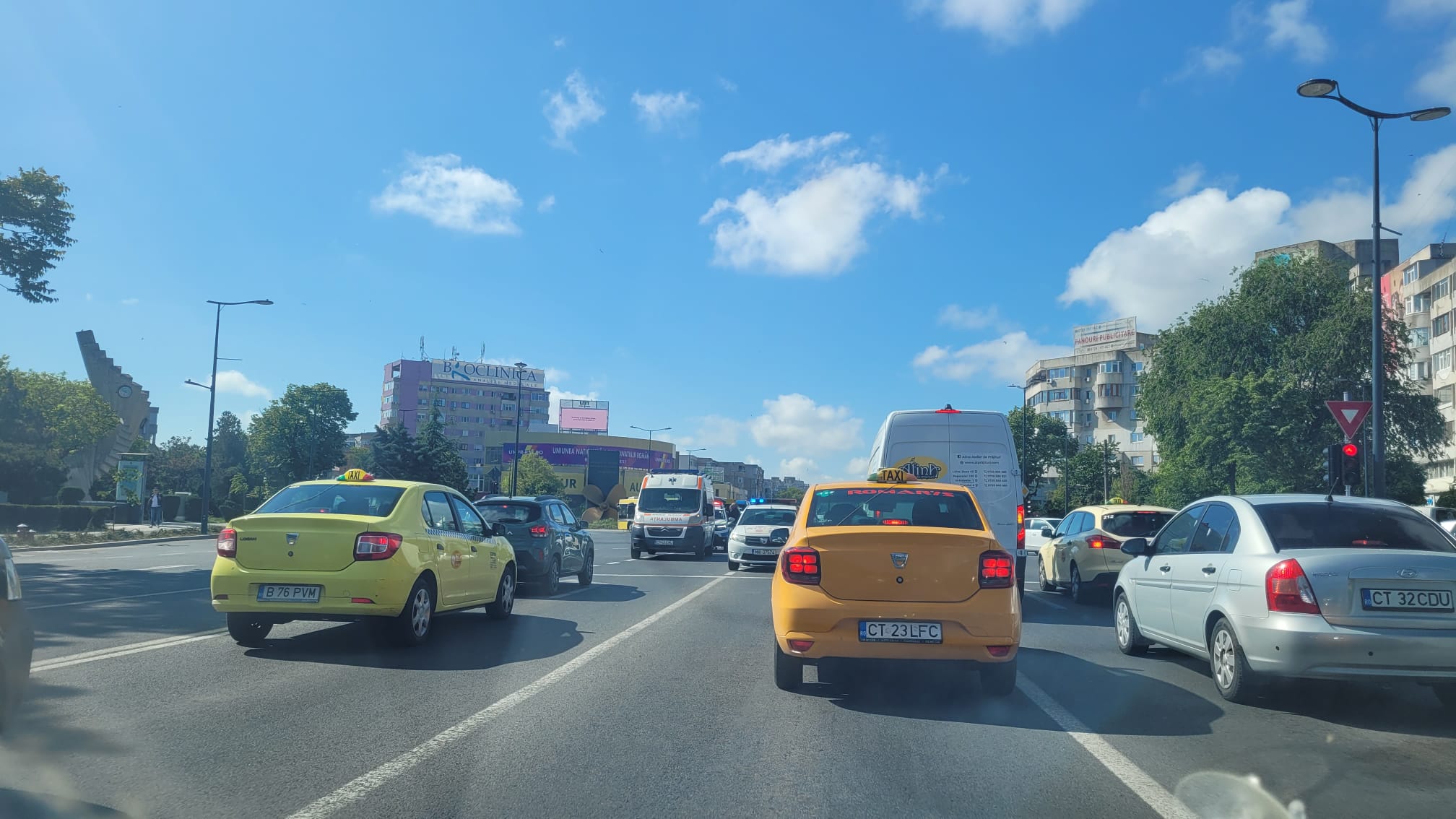 Un accident rutier în care a fost implicată o maşină a Poliţiei, a avut loc în Constanţa
