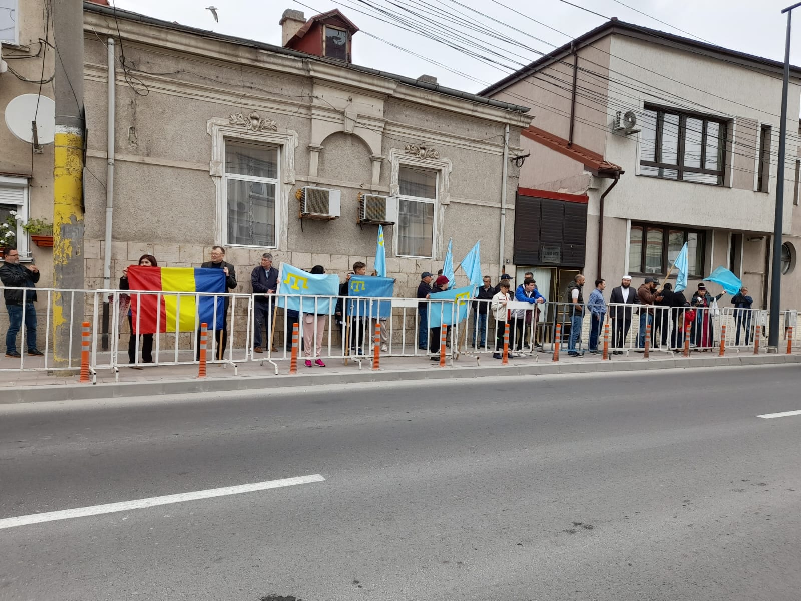 AUDIO/CONSTANȚA: Protest organizat de Uniunea Democrată Tătară în fața consulatului Rusiei