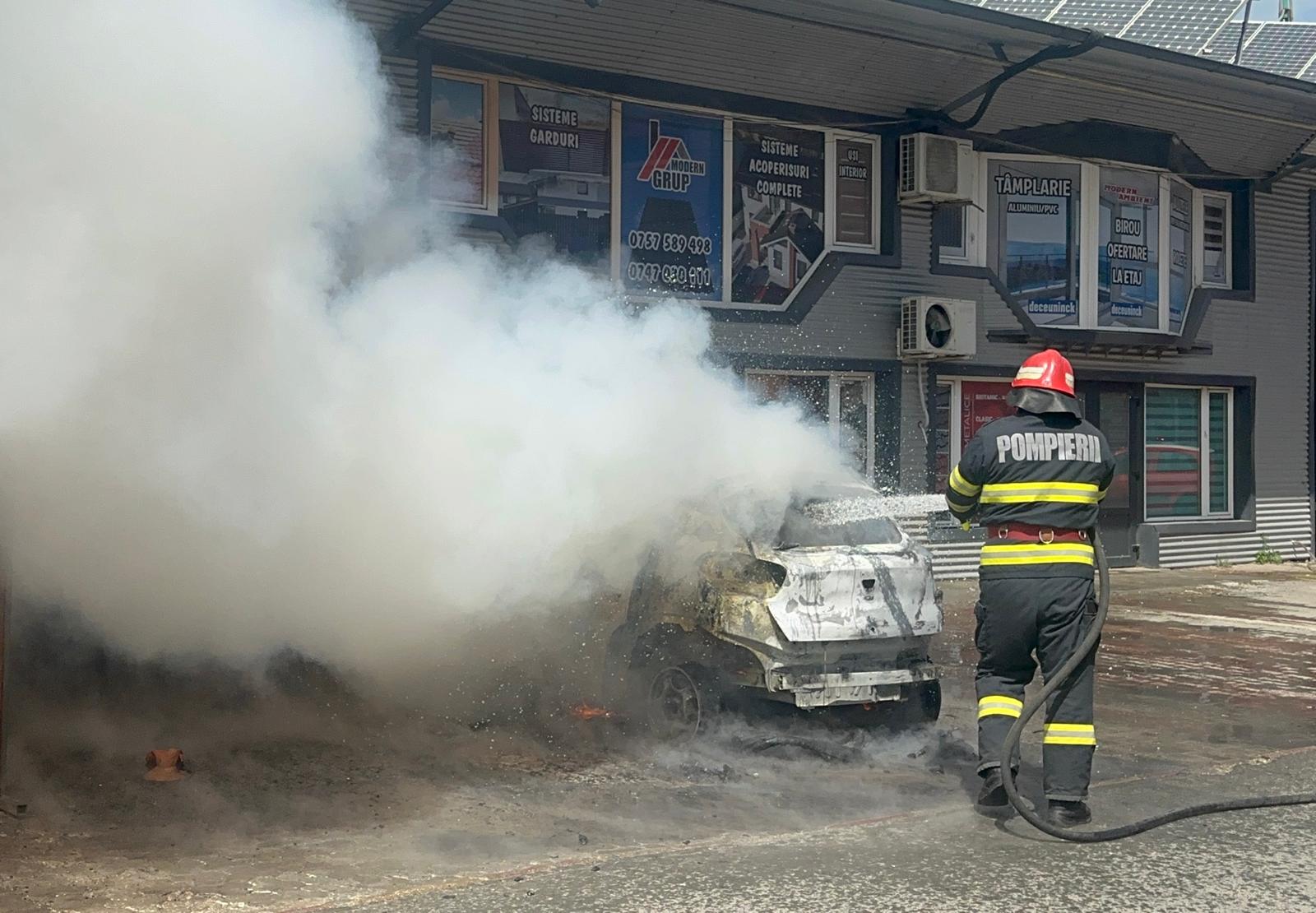 FOTO/VIDEO: O maşină a luat foc în Tulcea. Incendiul s-a extins şi la un spaţiu comercial din apropiere