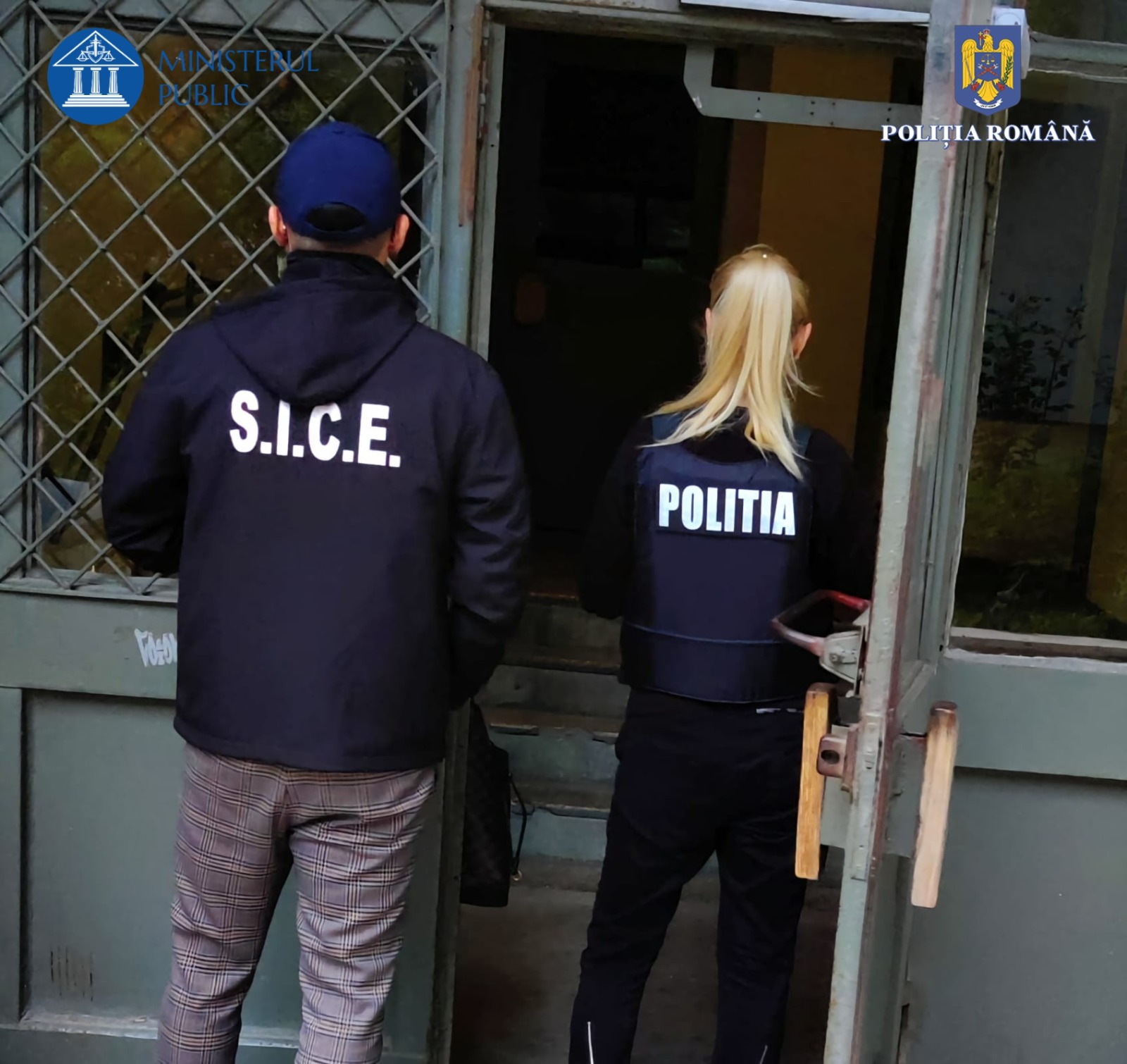 Poliţiştii constănţeni au percheziţionat locuinţa unei femei. Aceasta este bănuită de înșelăciune și uz de fals