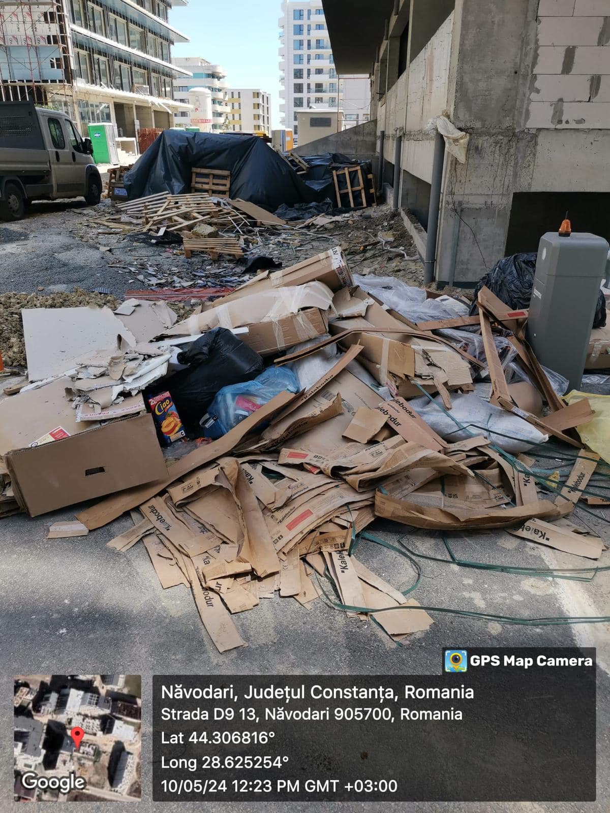 FOTO | Amendă de 60.000 de lei pentru deșeuri aruncate la întâmplare, într-un șantier din Mamaia Nord