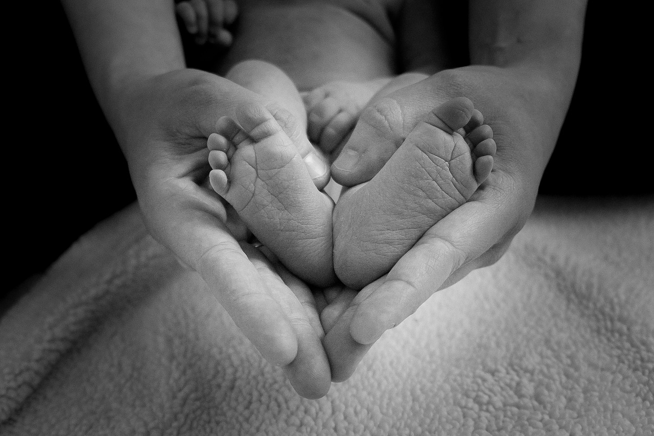 Tații salariați vor avea dreptul la concediu paternal, au decis deputații