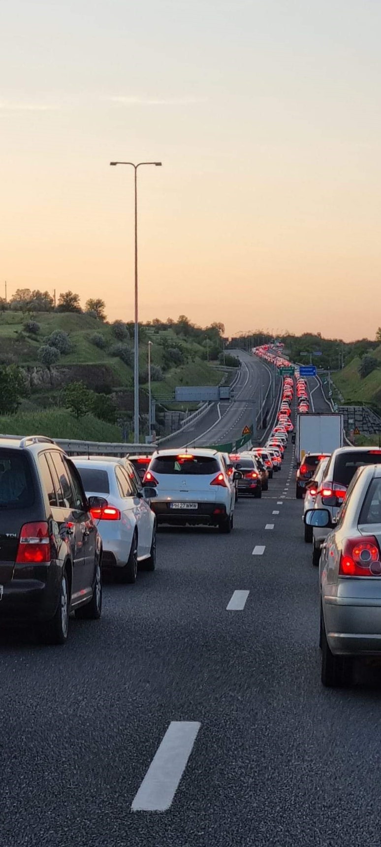Se aglomerează traficul rutier. Poliţiştii recomandă RUTE ALTERNATIVE