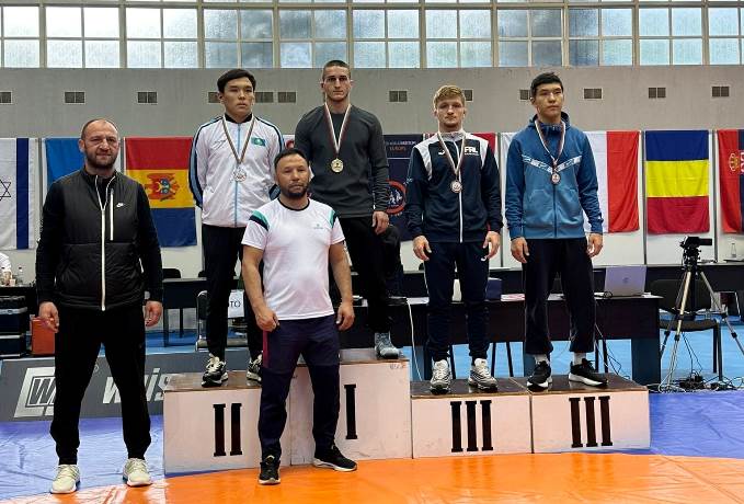 Luptătorul Daniel Stanciu a cucerit medalia de bronz la un turneu în Bulgaria