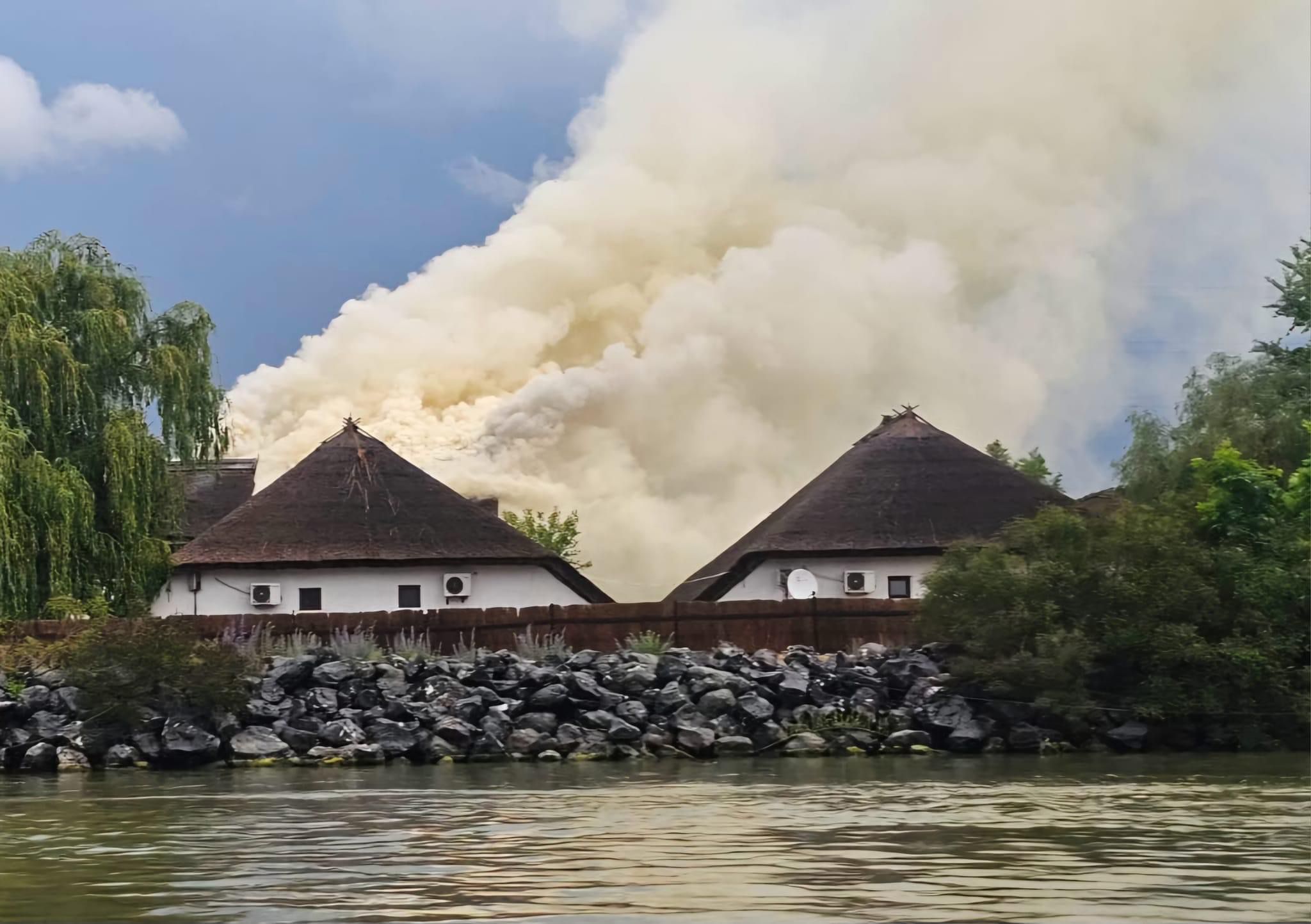 TULCEA: Incendiul de la unitatea turistică din Crişan, produs de un fulger, a fost lichidat, după şapte ore