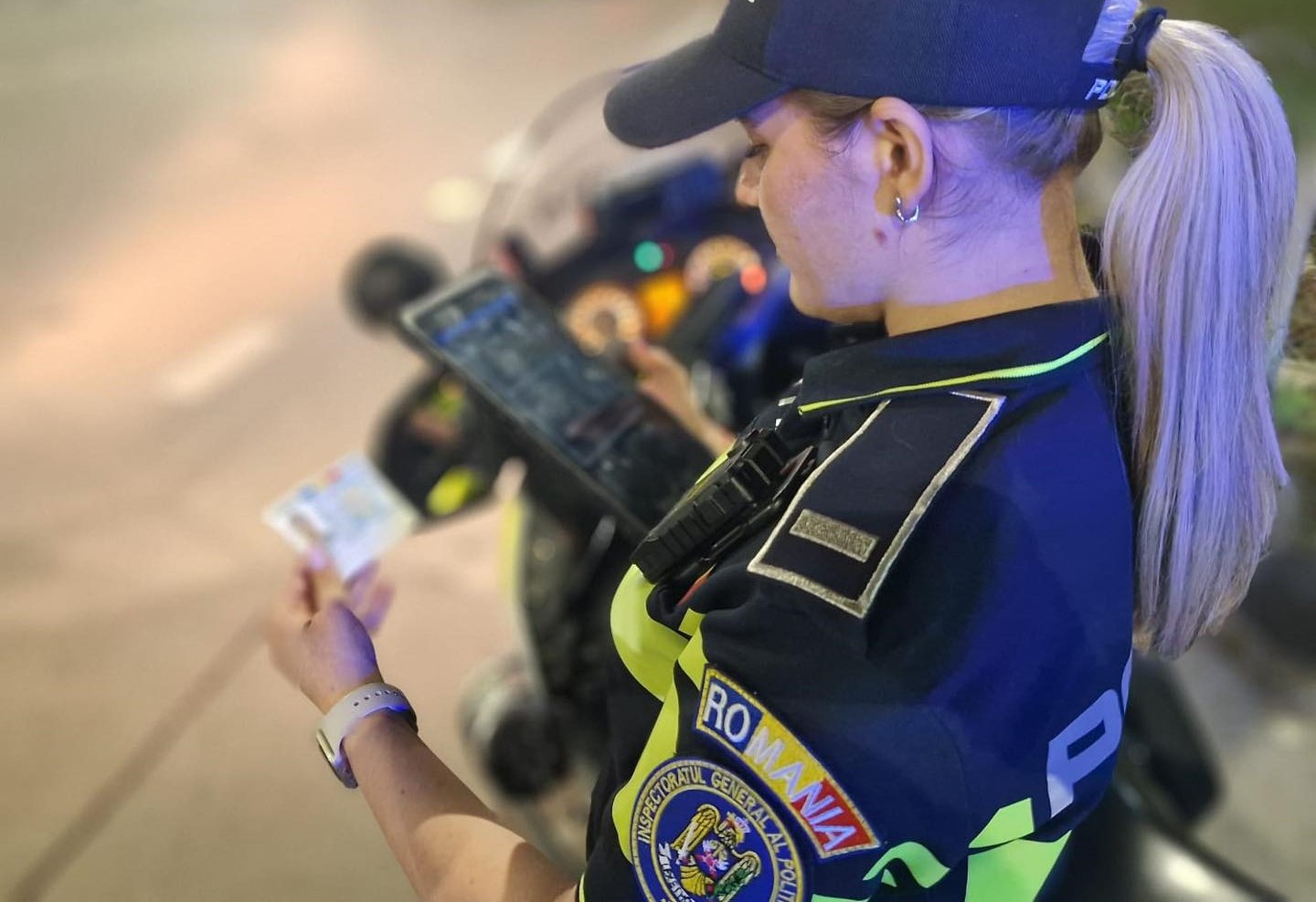 CONSTANȚA: Razie nocturnă a polițiștilor. Tânără posibil drogată depistată la volan