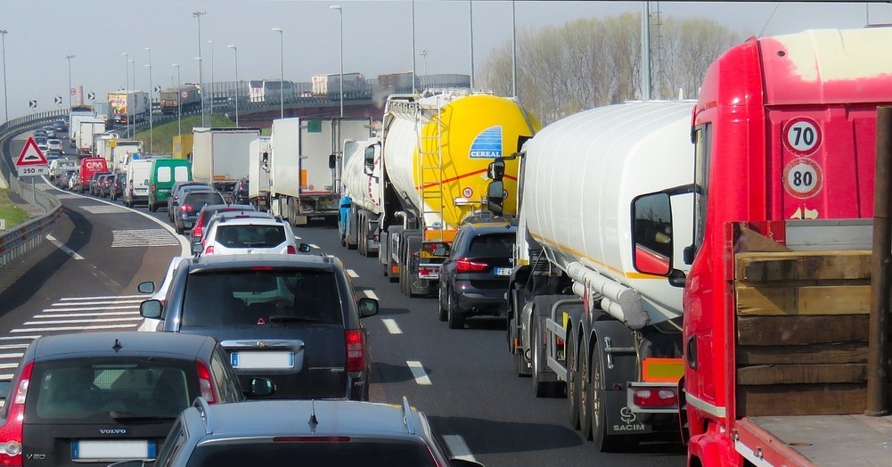 Noi standarde pentru emisiile de CO2 la camioane și autobuze, aprobate de Parlamentul European