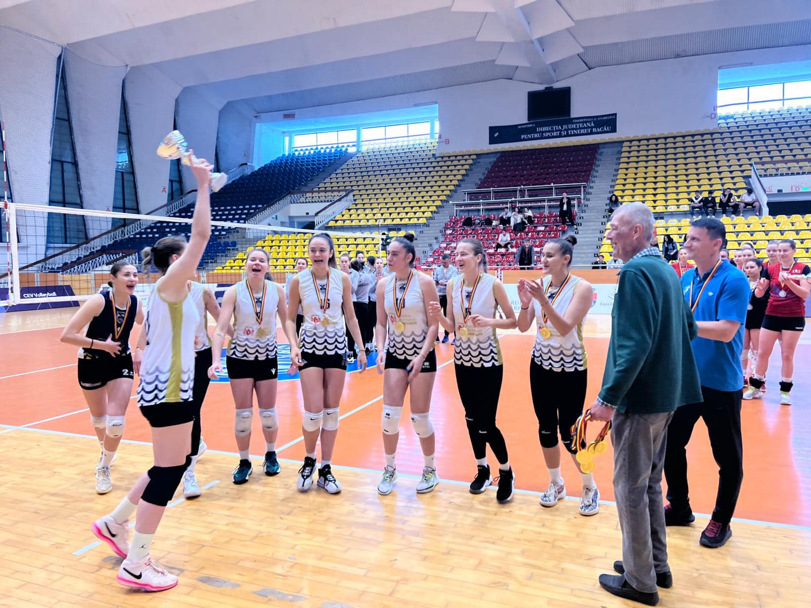 Formația Universităţii “Ovidius” din Constanţa este campioană naţională universitară la volei feminin