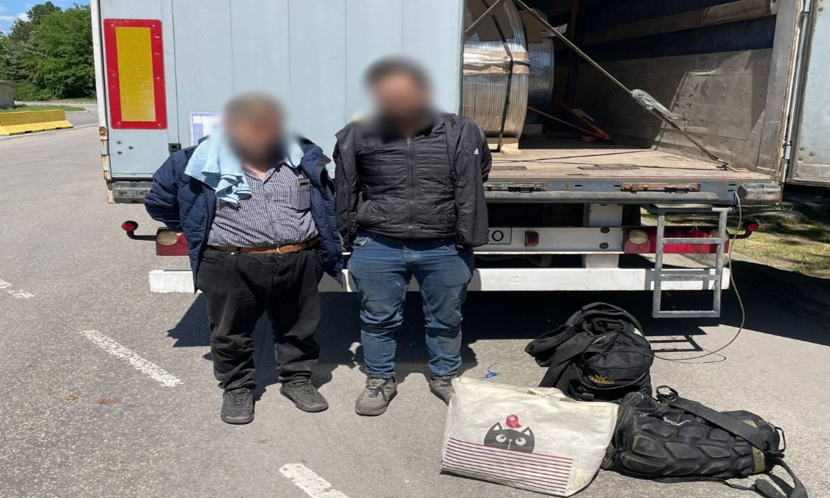 NEGRU VODĂ: Doi sirieni, ascunși în remorca unui autocamion, descoperiţi de poliţiştii de frontieră