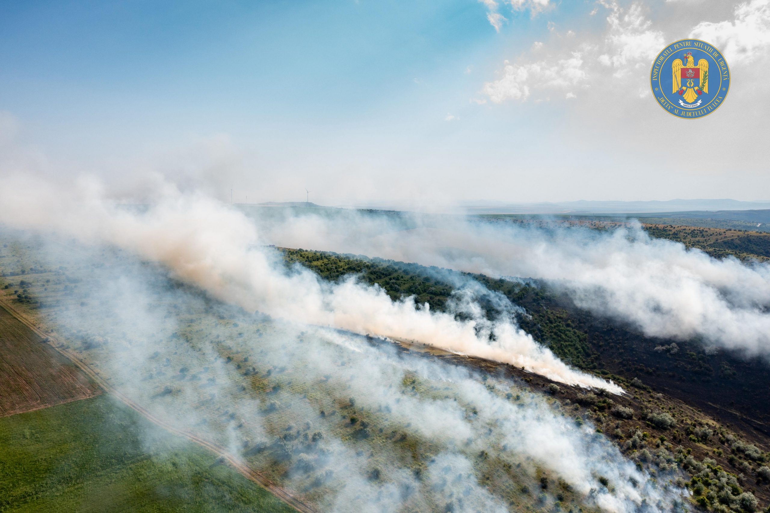 Arde vegetaţie uscată lângă Tulcea. Intervin pompierii