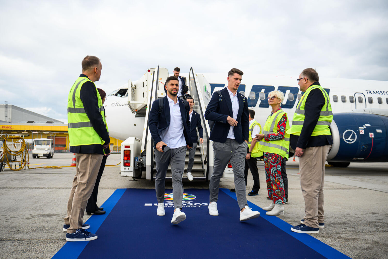 Lotul naționalei de fotbal a României a ajuns de ieri în Germania