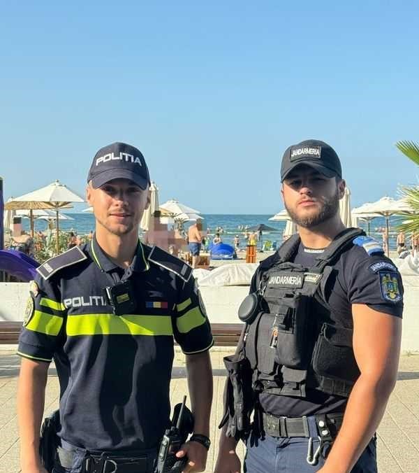 MAMAIA: Fetiță rătăcită pe plajă, redată mamei de un polițist și un jandarm