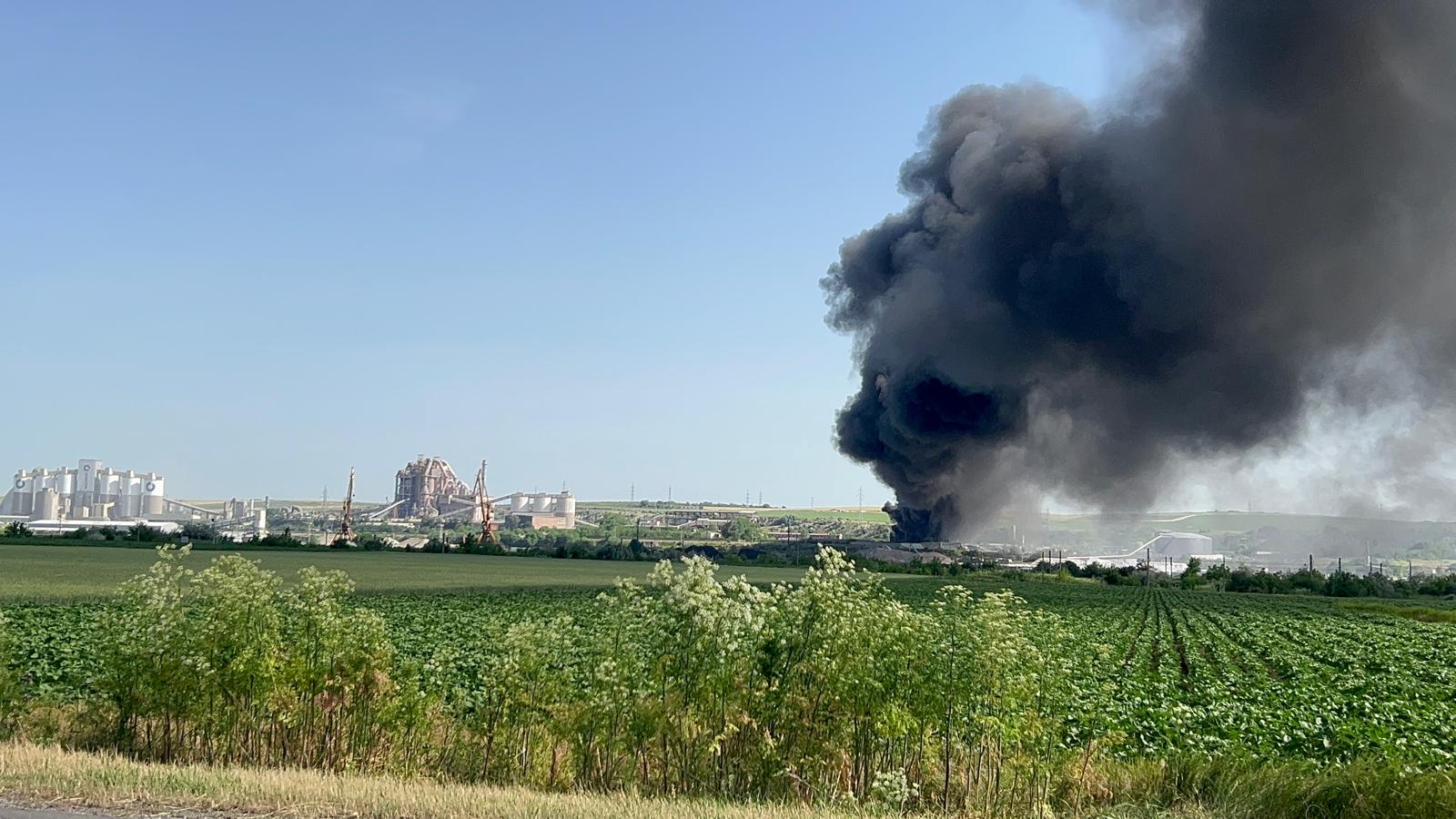 UPDATE / MEDGIDIA: Mai multe cauciucuri au luat foc. Incendiul se manifestă pe o suprafaţă de o mie de metri pătraţi