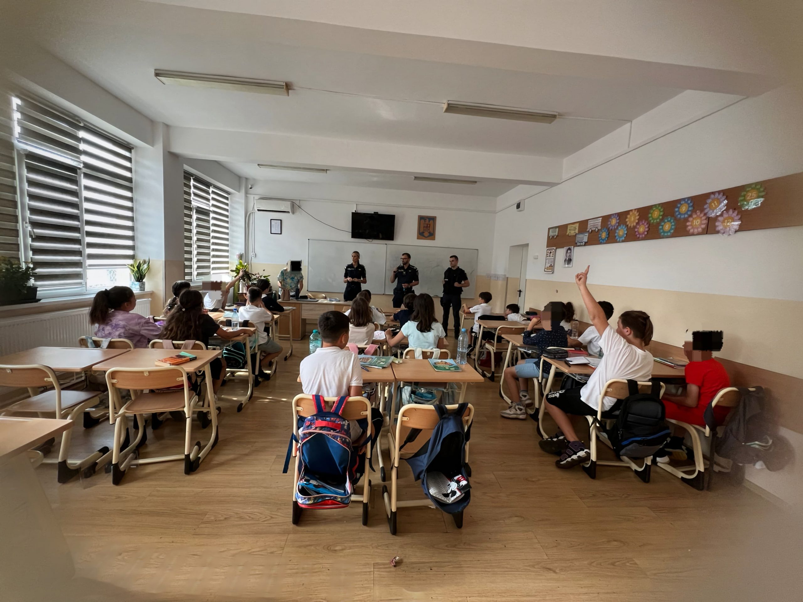 Elevii constănţeni s-au întâlnit cu poliţiştii care le-au vorbit despre violență, consumul de alcool și substanțe interzise