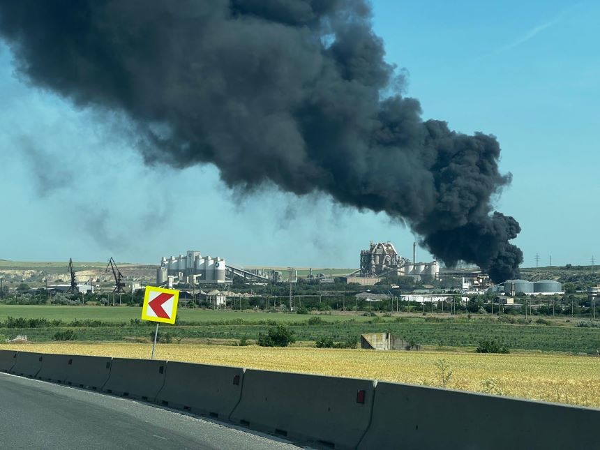 Fabrica de ciment din Medgidia, în incinta căreia a izbucnit un incendiu, amendată de Garda de Mediu Constanţa