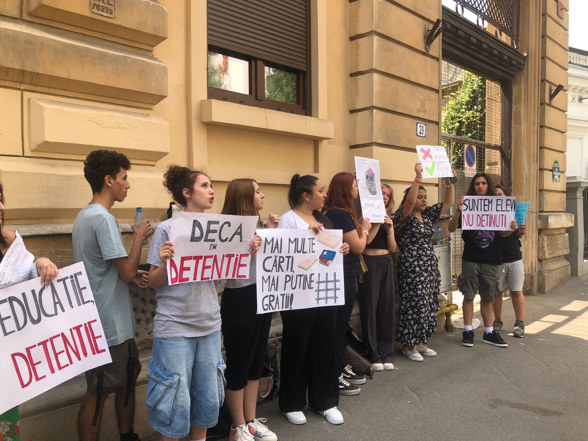 AUDIO | Elevii au protestat în faţa Ministerului Educaţiei