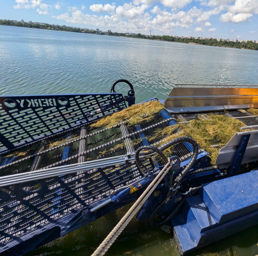utilaj special curatare lac Tabacarie - foto - Bogdan Comsa