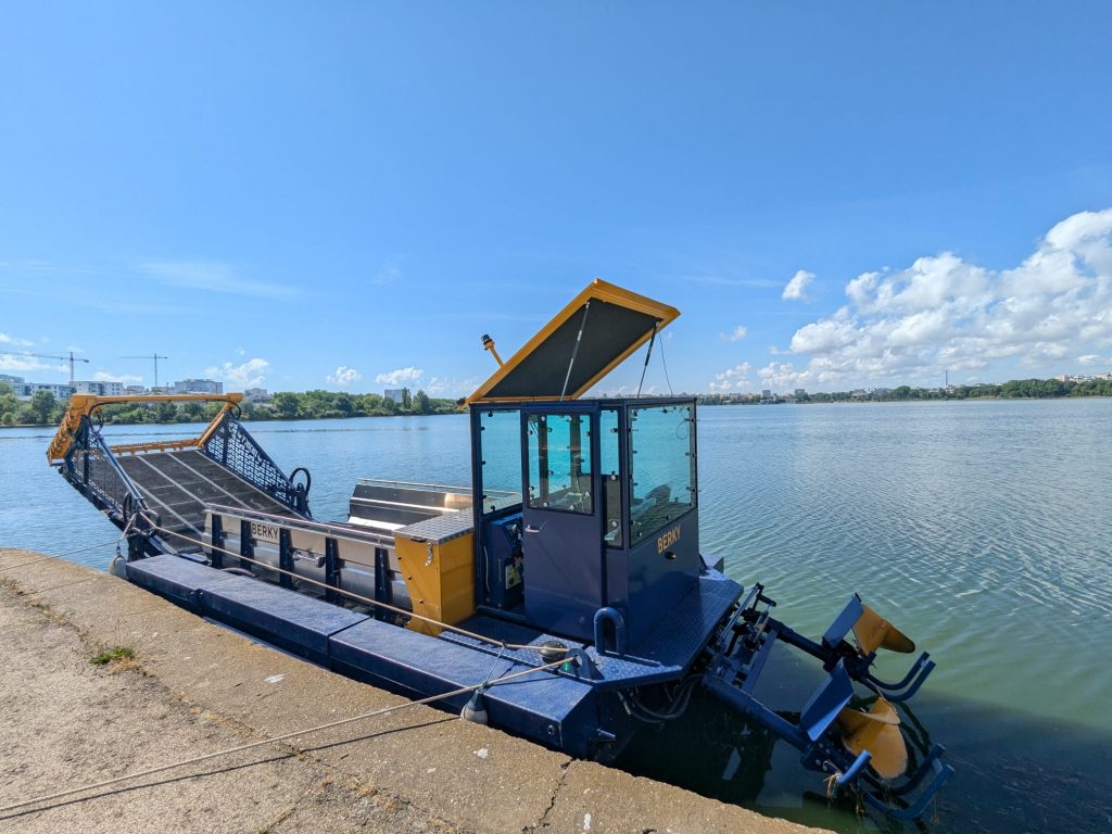 utilaj special curatare lac Tabacarie - foto - Bogdan Comsa