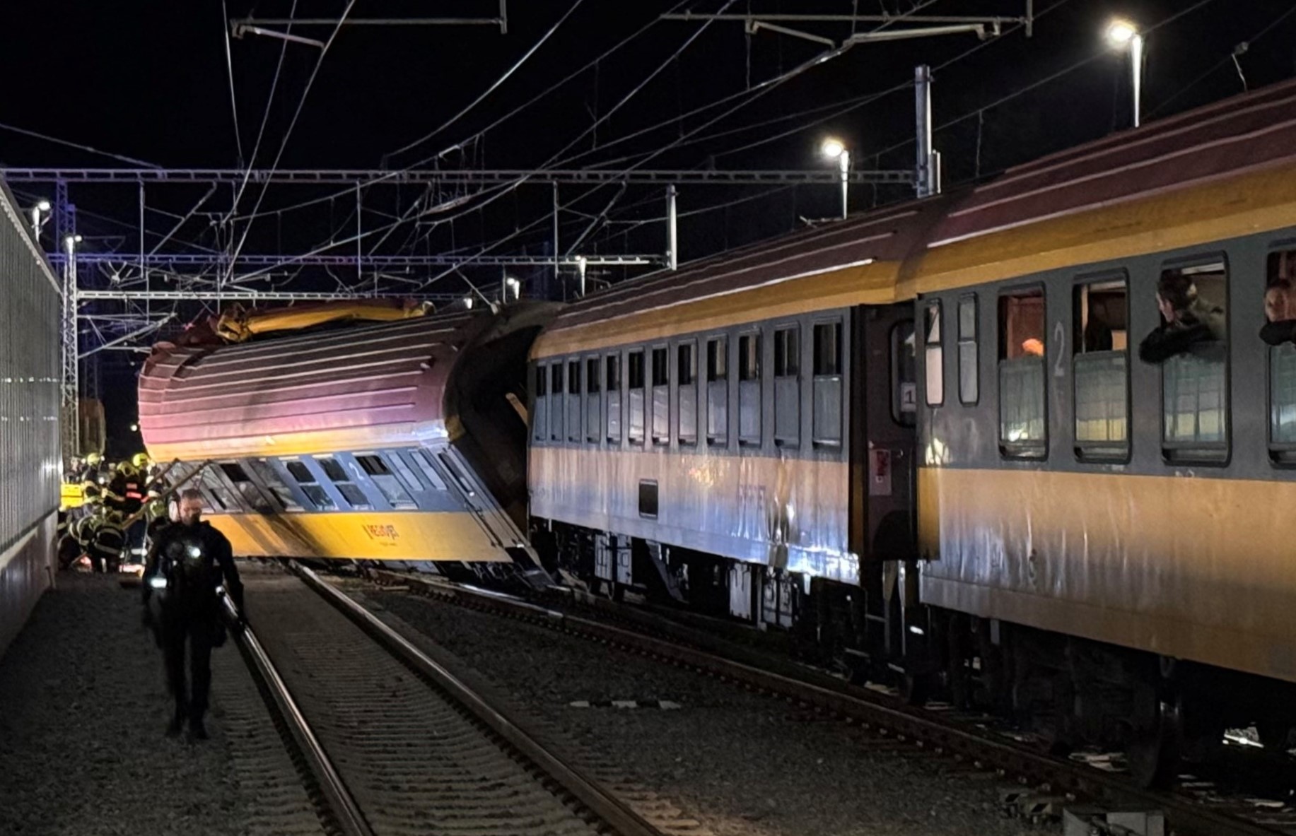 CEHIA: Cel puțin 4 morți și zeci de răniți, în urma coliziunii între un tren de pasageri şi un convoi de mărfuri