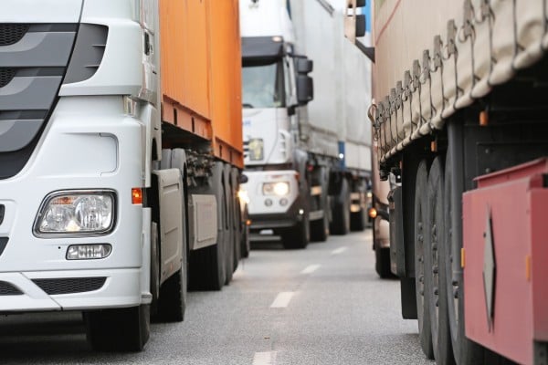 Circulația camioanelor, restricționată în județele aflate sub coduri de caniculă