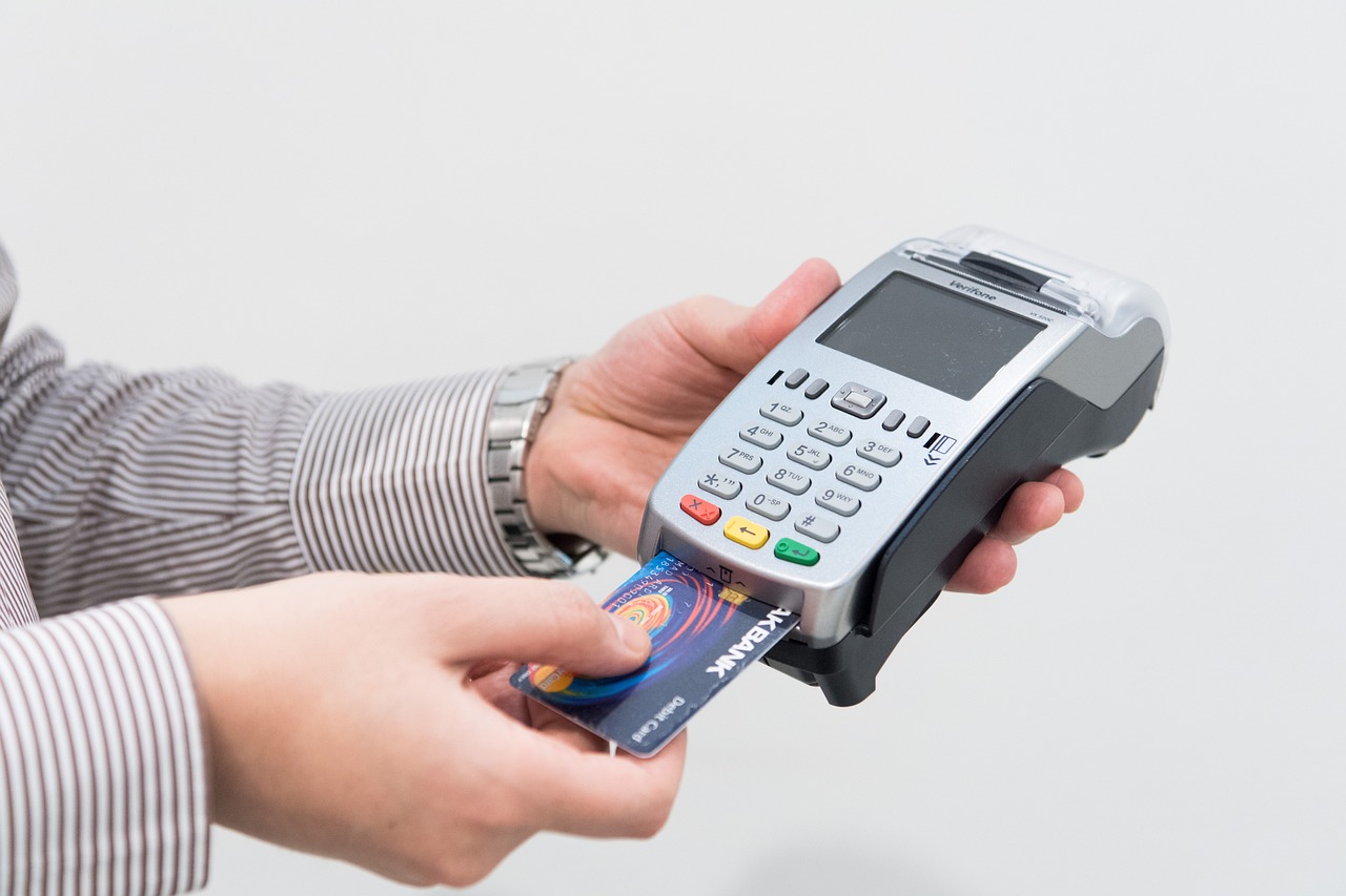 Toţi comercianţii sunt obligaţi să accepte plata cu cardul
