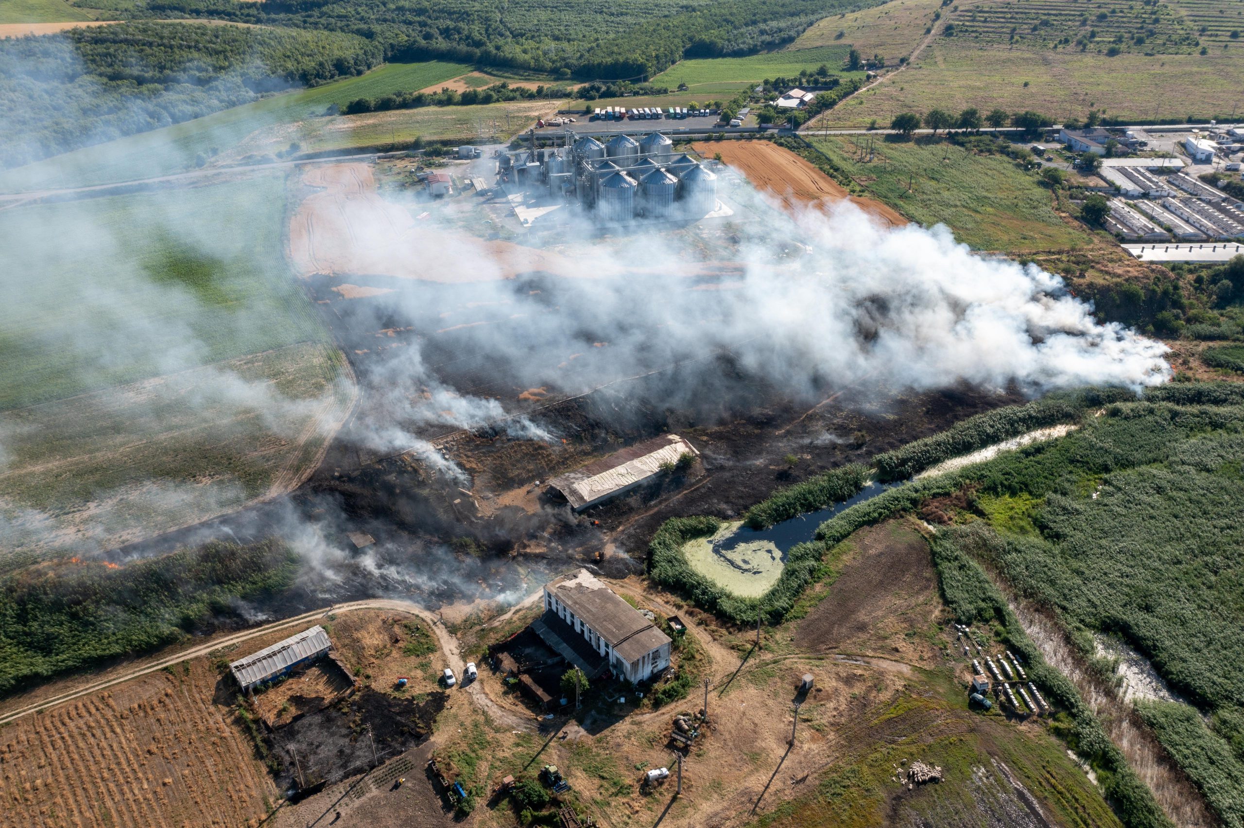 TULCEA: Arde un lan de grâu, cu risc de extindere la rezervoare de GPL