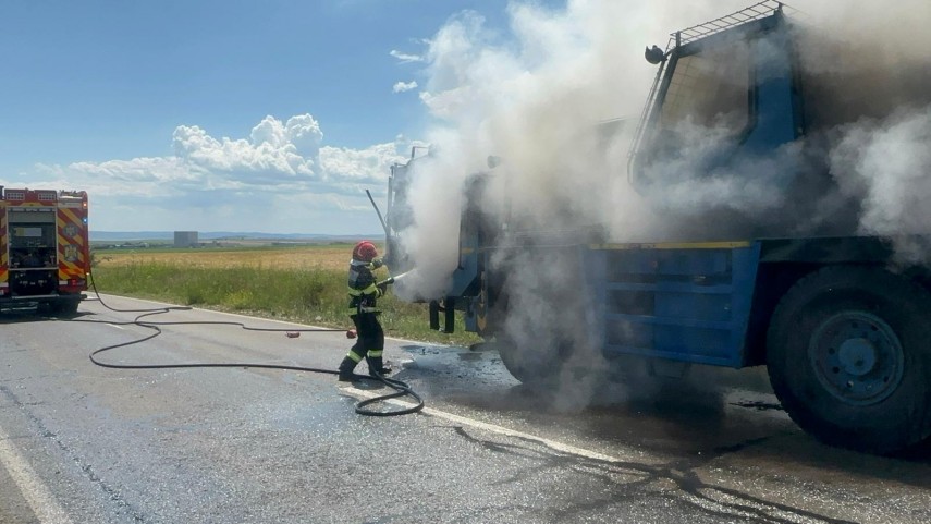 TULCEA: Automacara cuprinsă de flăcări în trafic