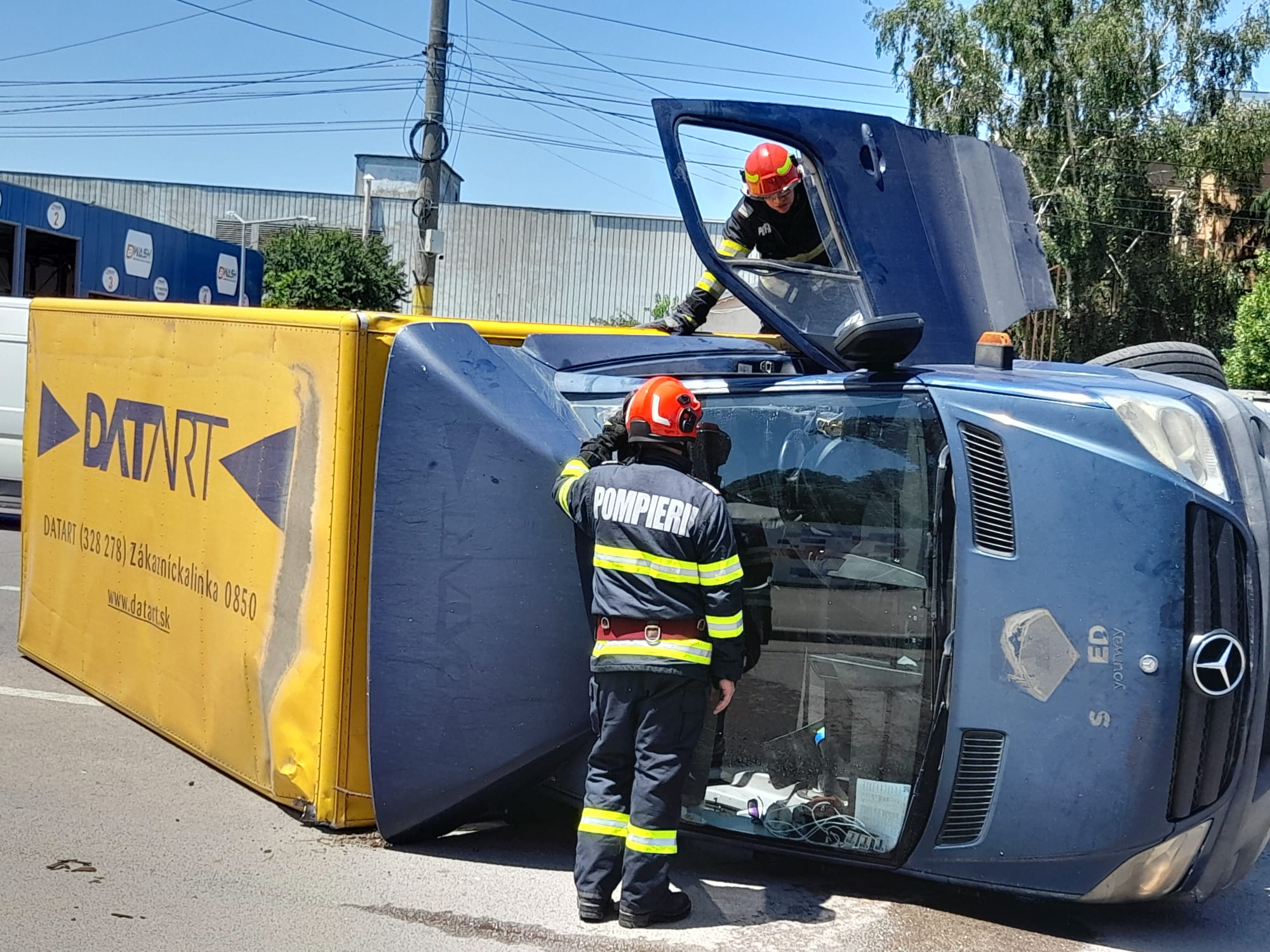FOTO | Accident rutier în CONSTANȚA. Un microbuz s-a răsturnat în zona CET