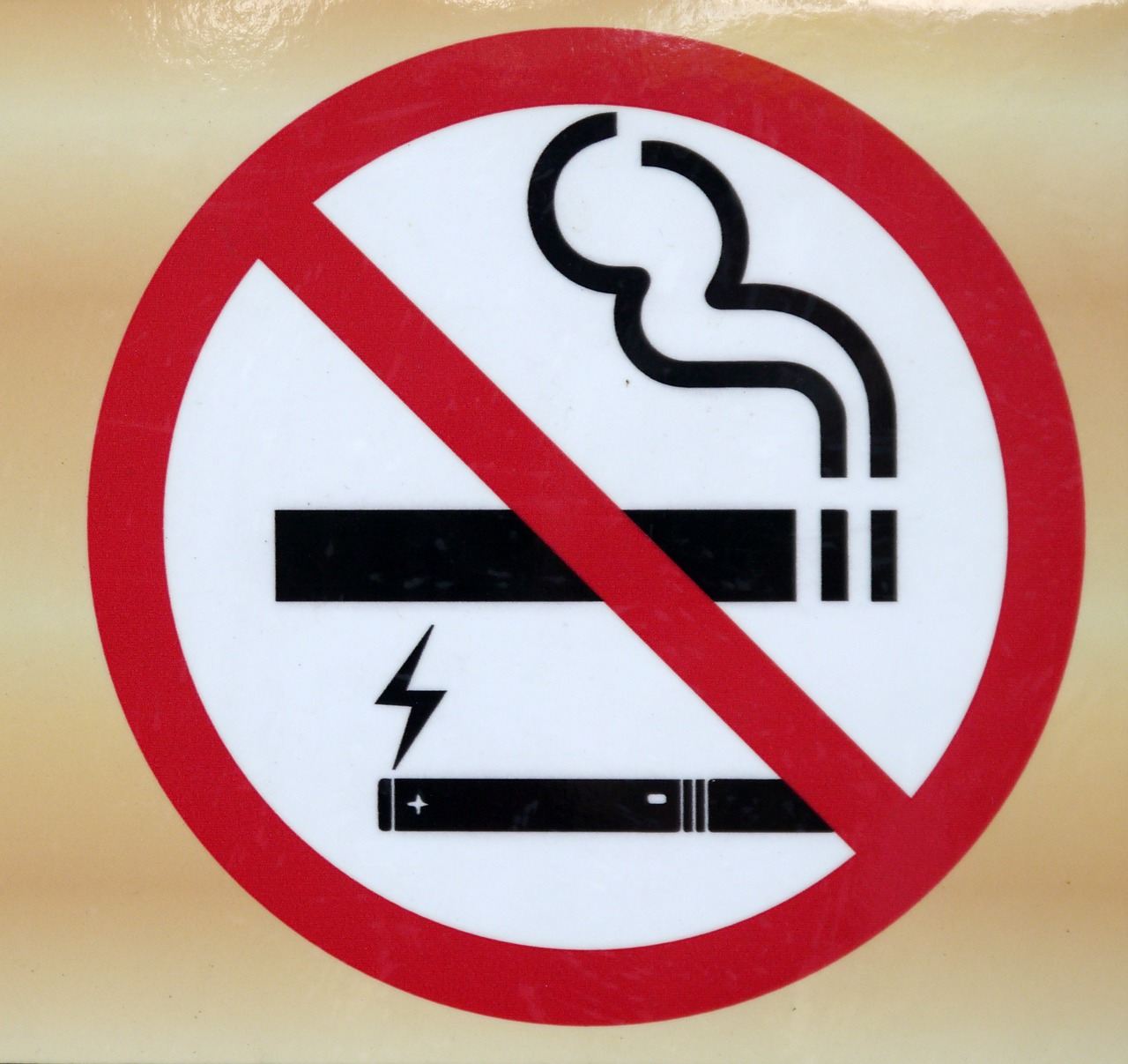 Reclama la țigări electronice, dispozitive de vapat sau cu tutun încălzit, interzisă