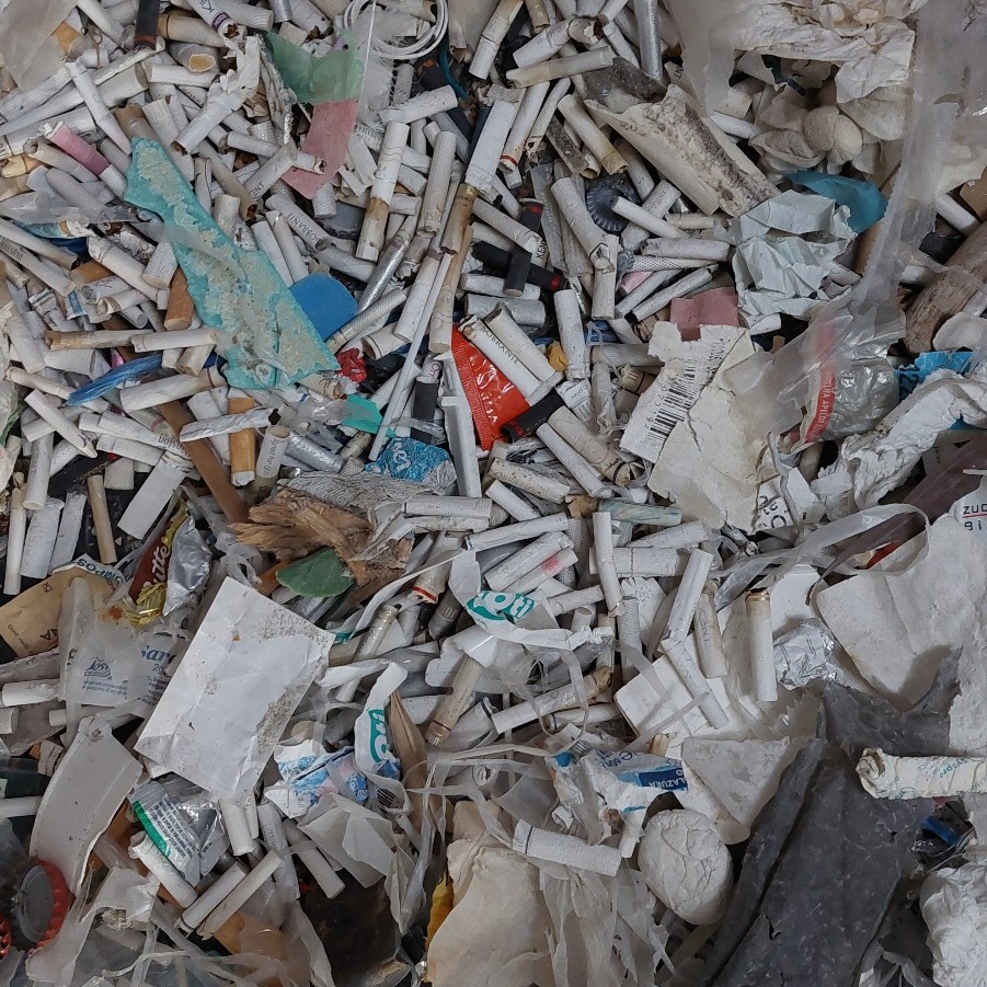 Ecologiștii fac apel la turiștii care vin la mare să păstreze curățenia pe plajă