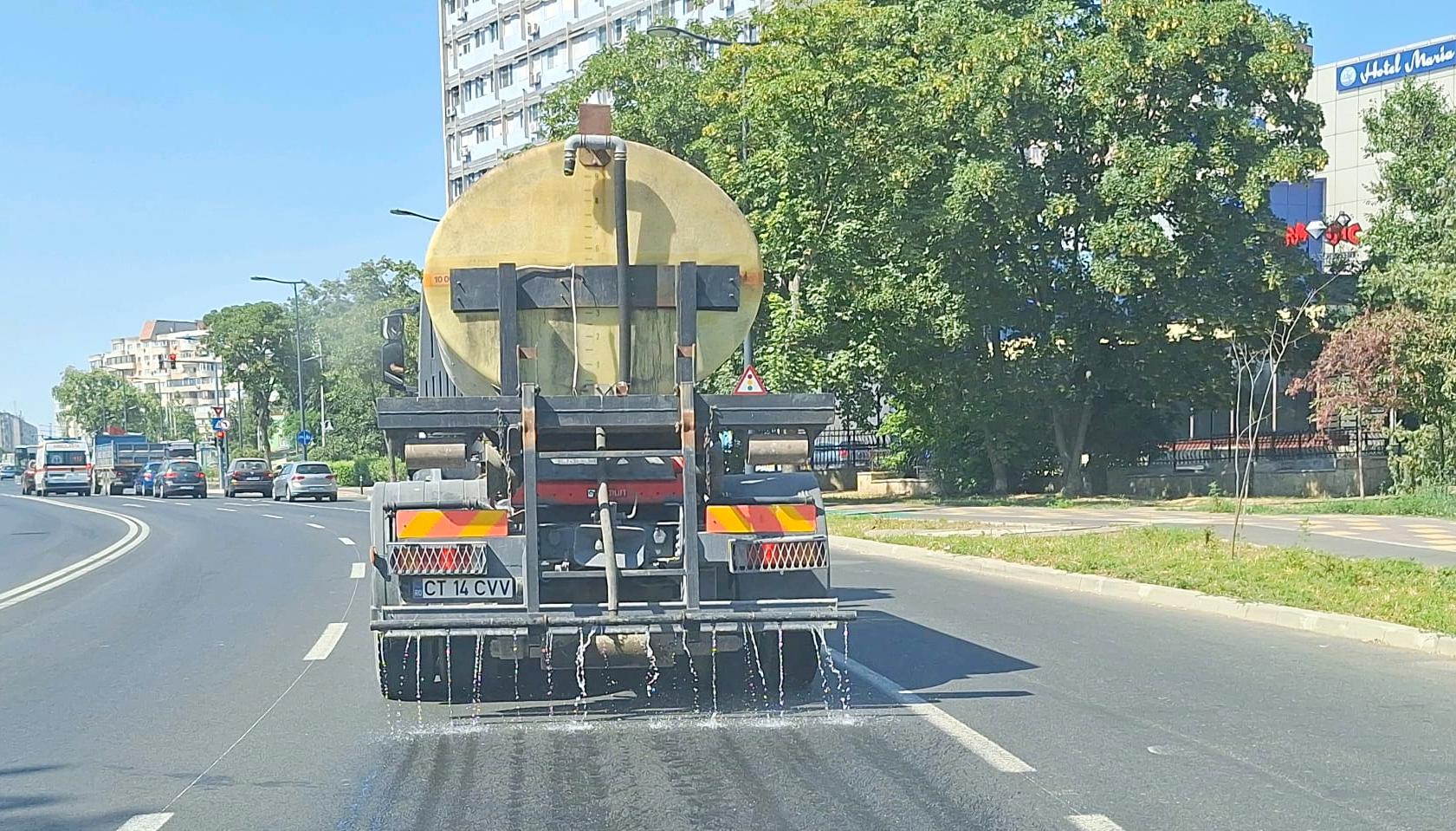 CONSTANȚA: Străzile sunt stropite cu apă în zilele caniculare