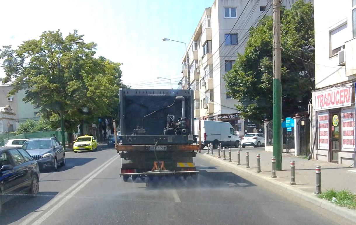 CONSTANȚA: Bulevardele și străzile principale, stropite cu apă și spălate