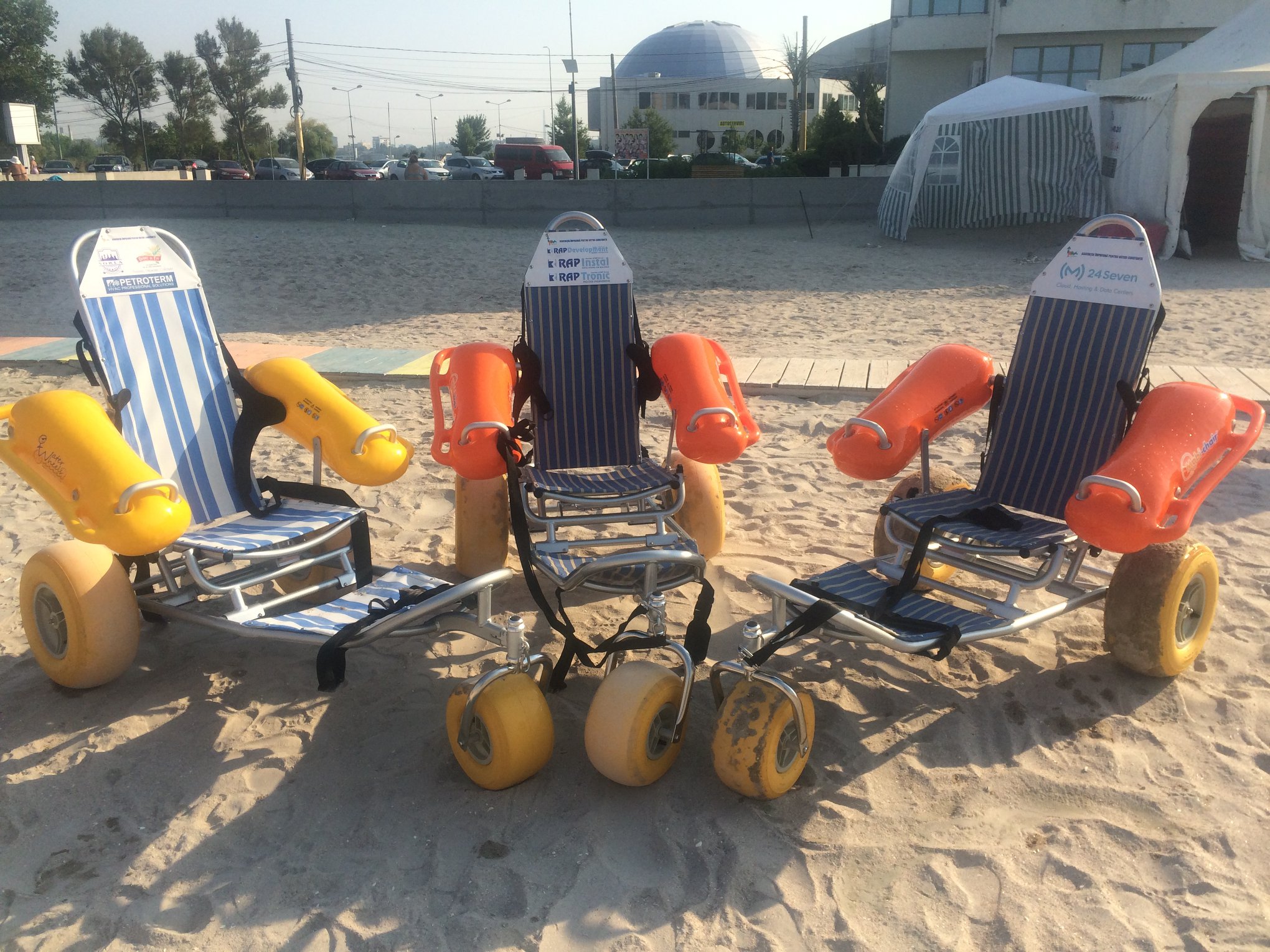 Opt plaje din Năvodari, Mamaia, Constanța, Eforie, Costinești, Venus și Saturn sunt dotate cu scaune plutitoare, accesibile persoanelor cu dizabilități