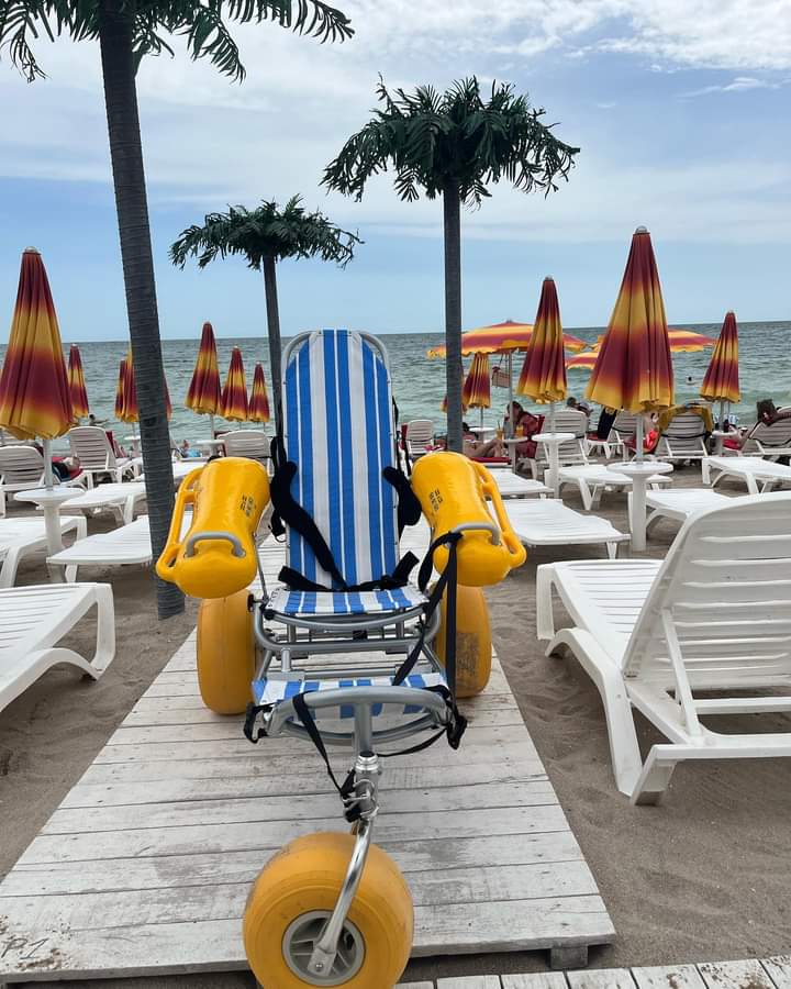 AUDIO | Persoanele cu dizabilităţi au la dispoziţie scaune flotante pe mai multe plaje de pe litoral