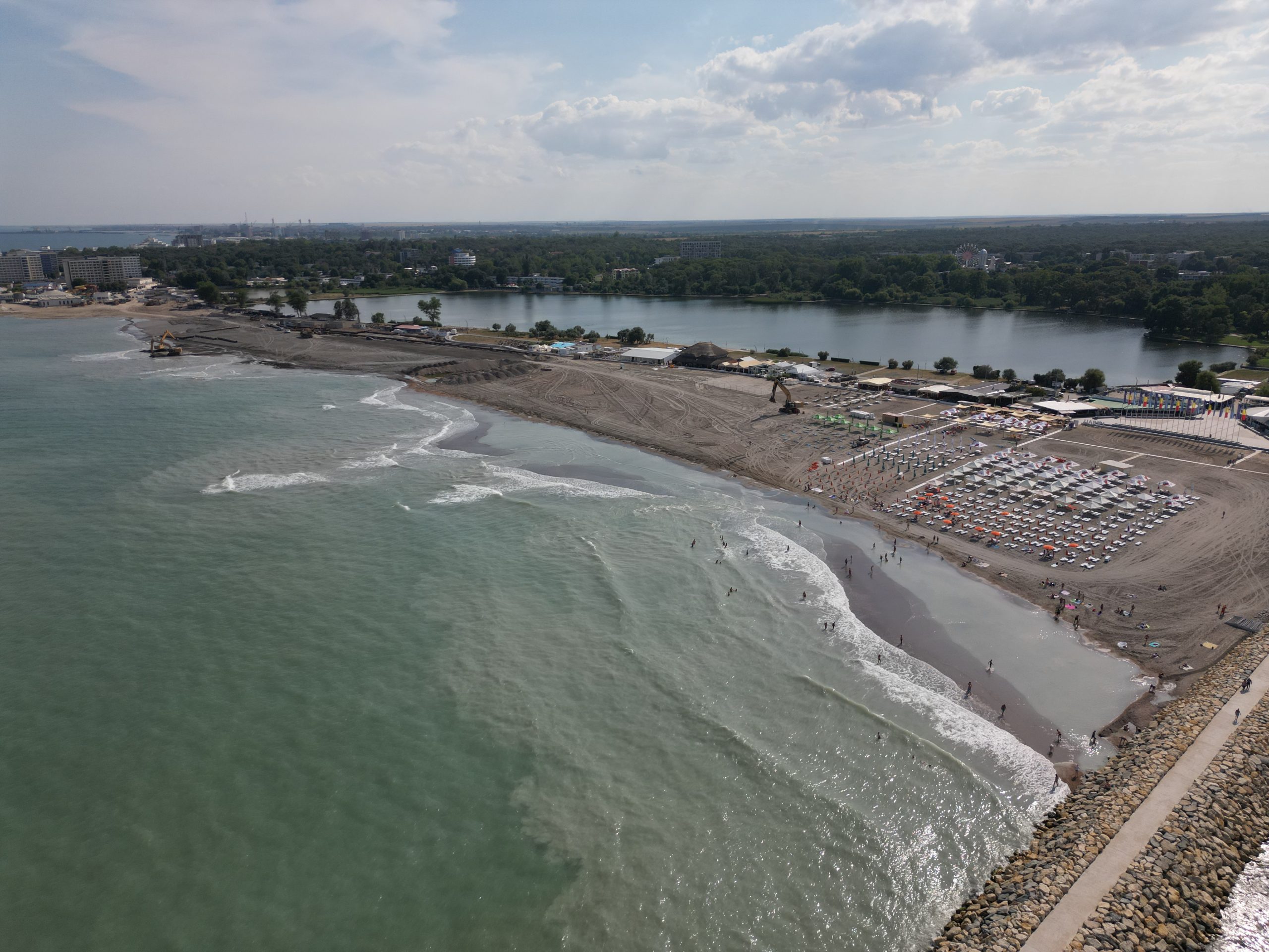 A fost finalizată înnisiparea pe primul tronson de plajă de la Neptun