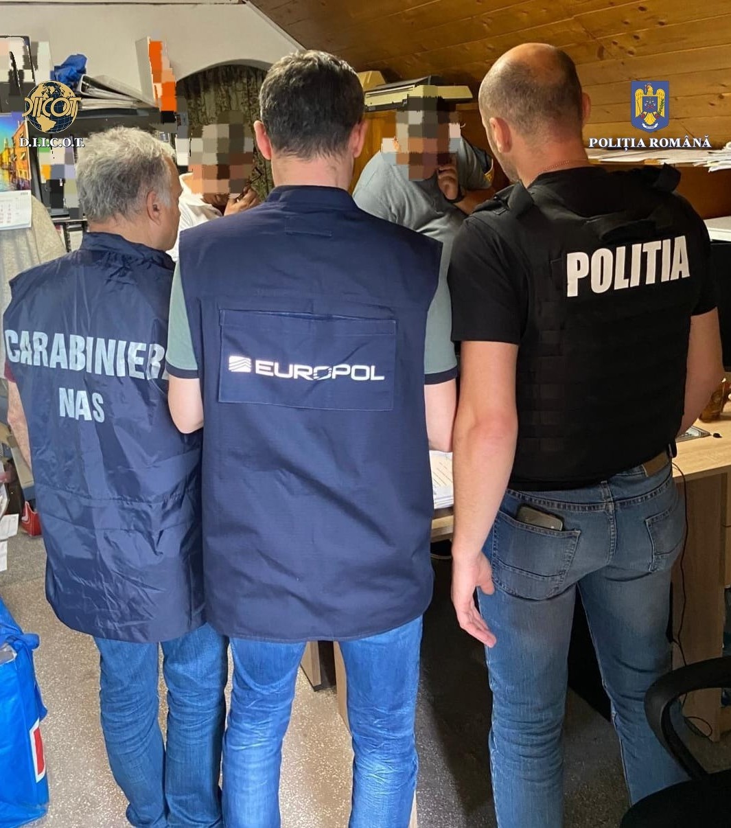 Un bărbat a fost arestat pentru constituirea unui grup infracțional organizat, fals în înscrisuri și infracțiuni vamale