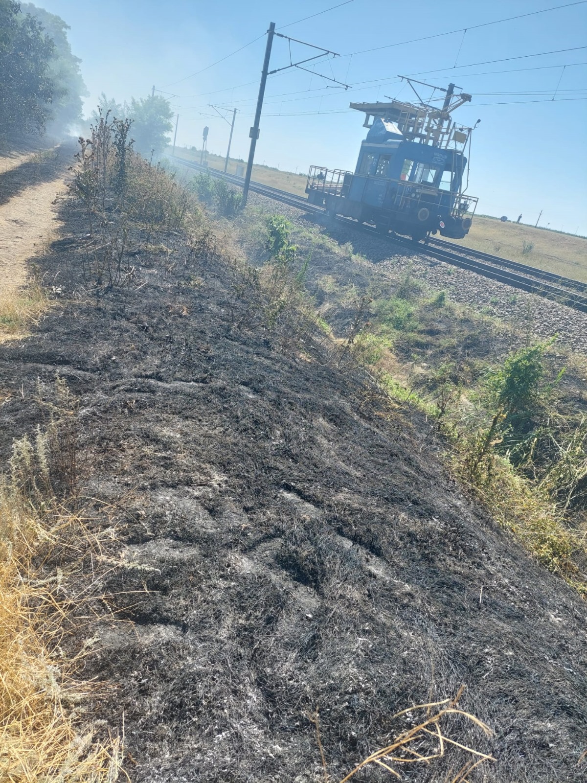 Circulația mai multor trenuri de călători a fost afectată de un incendiu de vegetație uscată