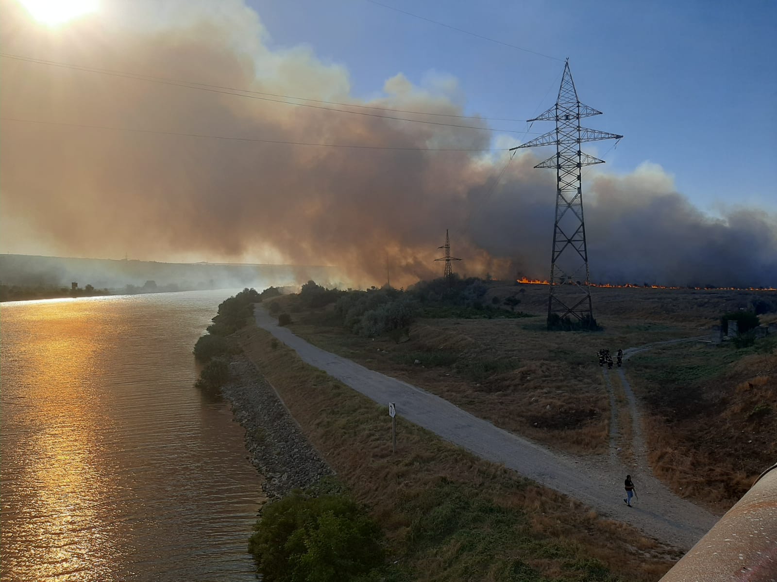 CFR: 10 trenuri de călători oprite temporar din cauza incendiului de vegetație din zona Basarabi – Dorobanțu