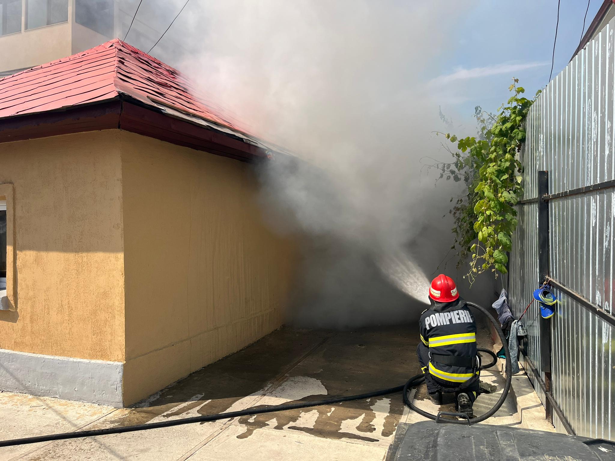 UPDATE / TULCEA: O casă a fost cuprinsă de flăcări. Doi copii au fost evacuaţi